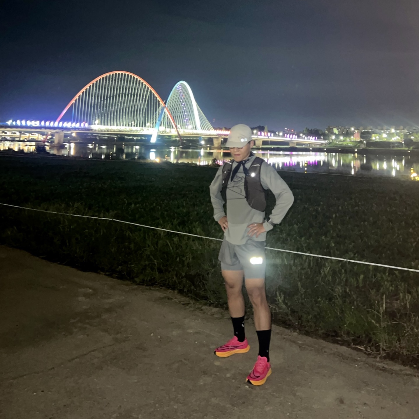Optimistic Runners Glossy Nylon Shorts Dark Grey, Optimistic Runners Nylon Cap Light Grey 착용 스타일