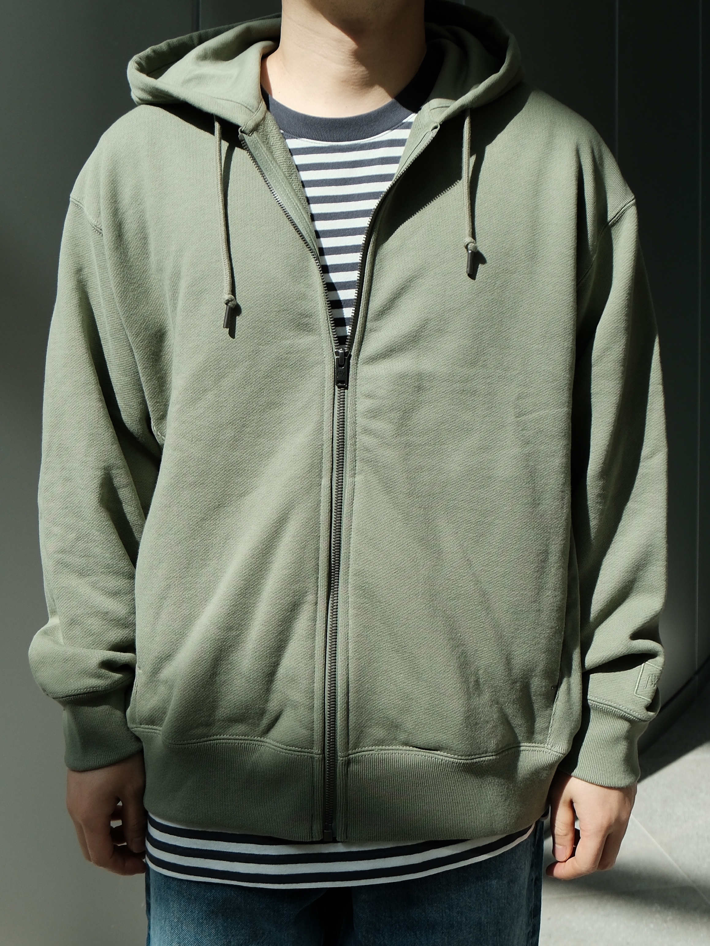 Uniqlo x JW Anderson Straight Jean Blue - KR, Uniqlo x JW Anderson Sweat Oversized Full Zip Parka Green - KR 착용 스타일 - 3
