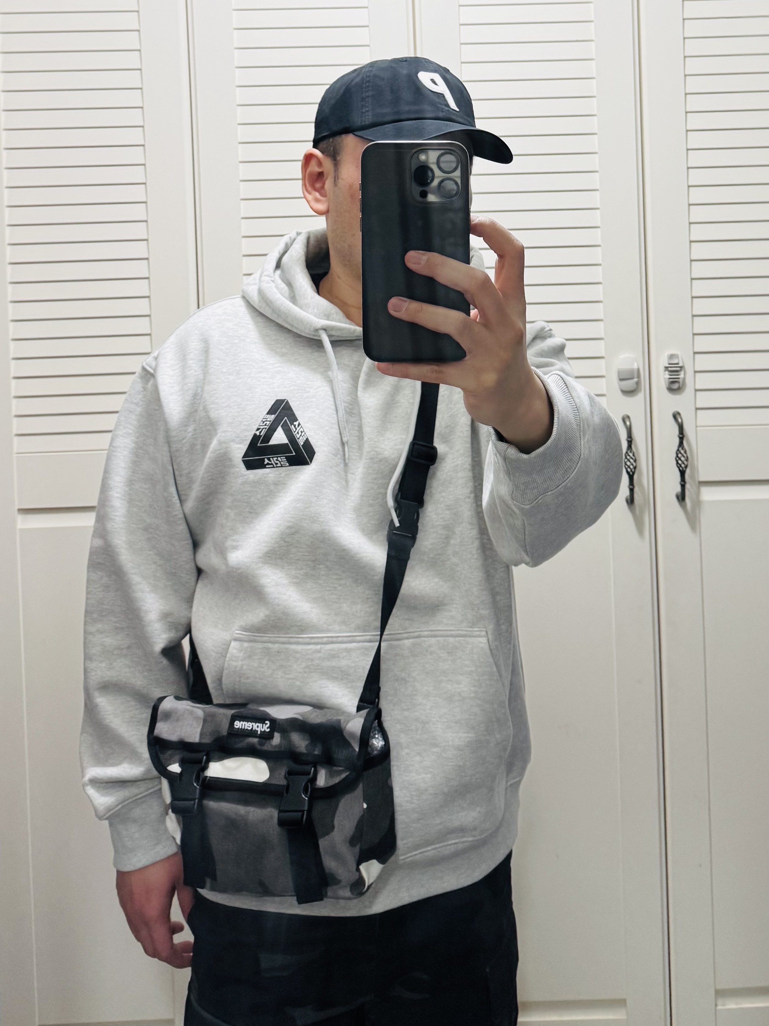 Palace Seoul 2 Seoul Hoodie Grey Marl - 25SS, Supreme Mini Messenger Bag Snow Camo - 25SS 착용 스타일