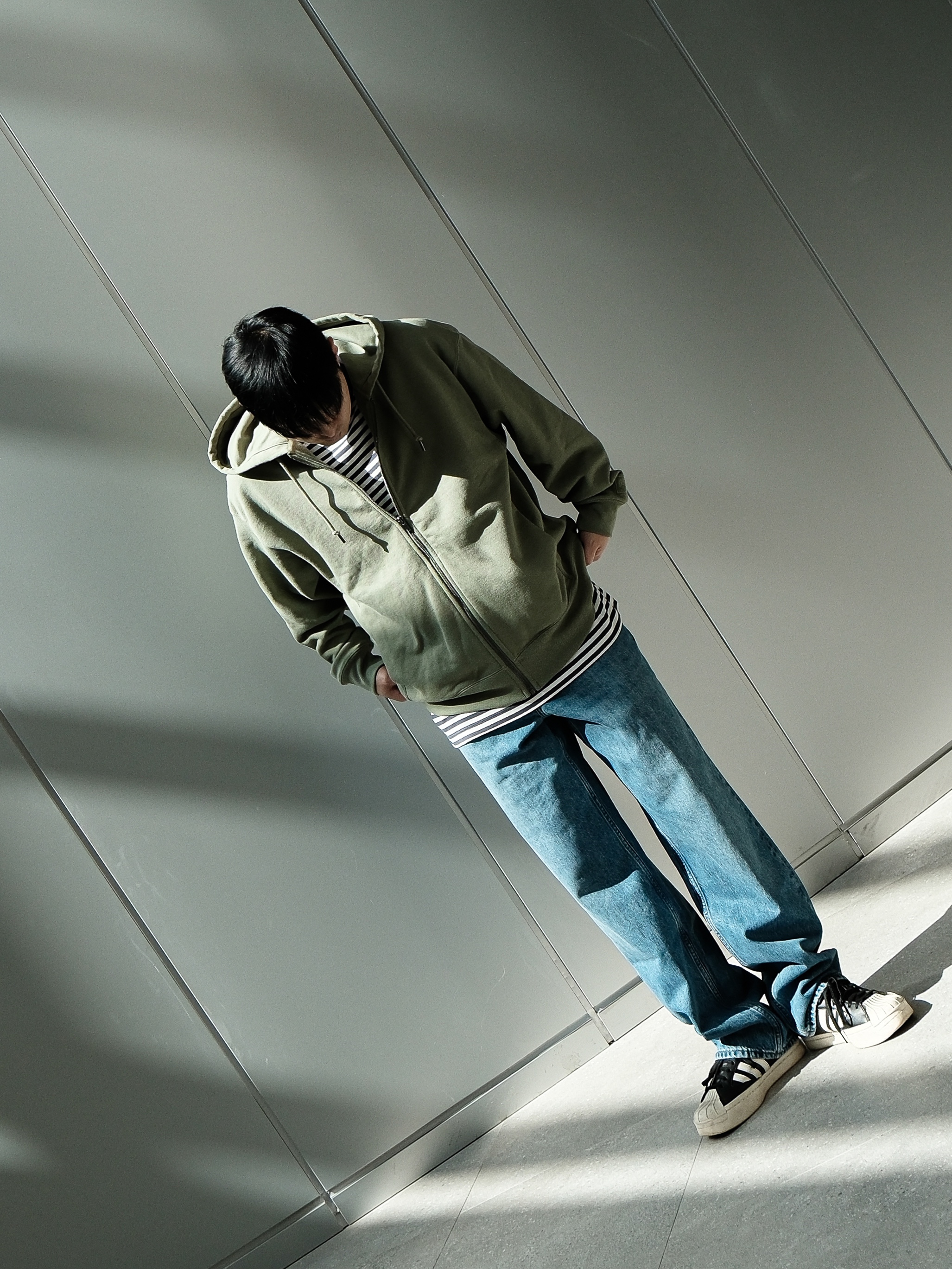 Uniqlo x JW Anderson Straight Jean Blue - KR, Uniqlo x JW Anderson Sweat Oversized Full Zip Parka Green - KR 착용 스타일 - 2