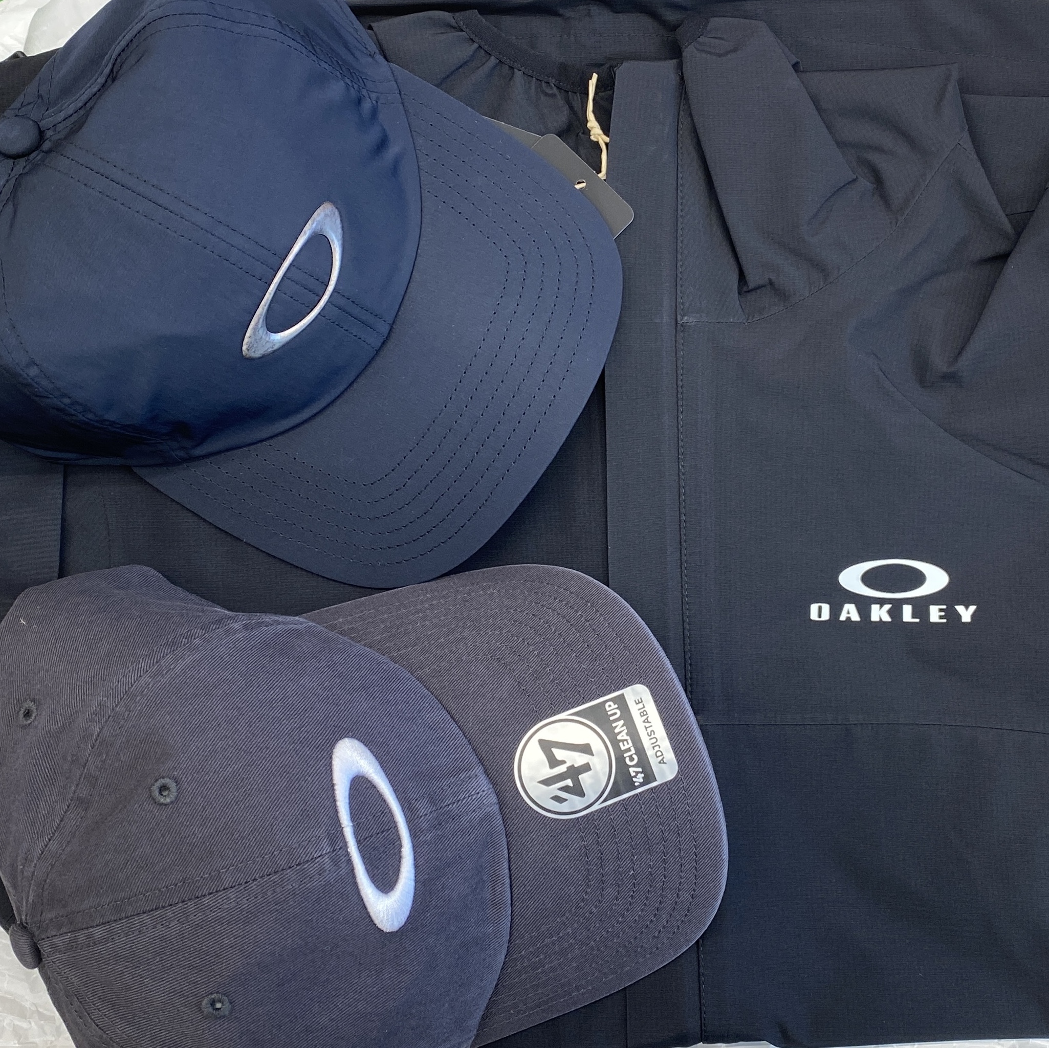 Oakley Remix Dad Hat Blackout, Oakley Tincan LX Cap Blackout 착용 스타일