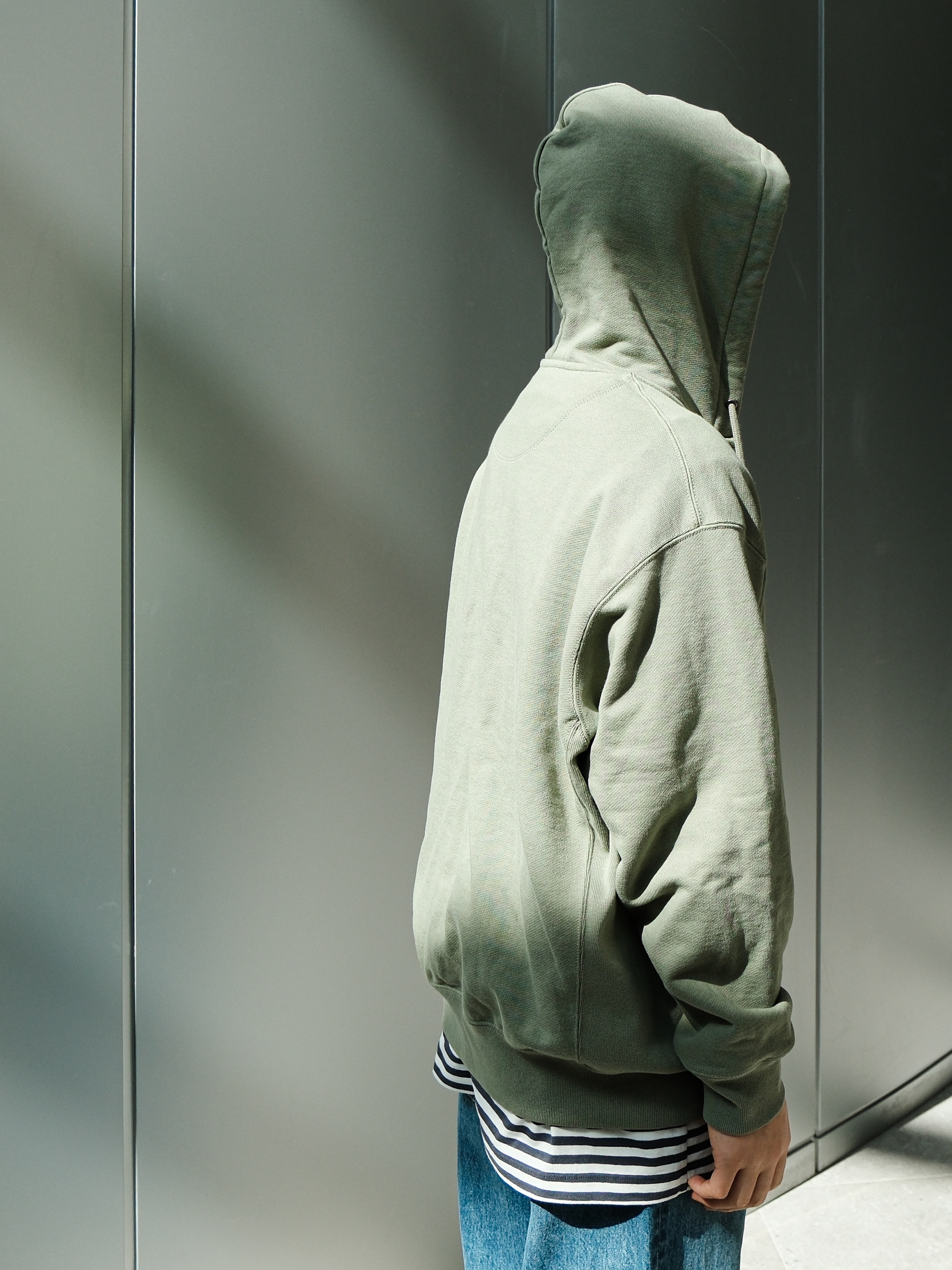 Uniqlo x JW Anderson Straight Jean Blue - KR, Uniqlo x JW Anderson Sweat Oversized Full Zip Parka Green - KR 착용 스타일 - 5