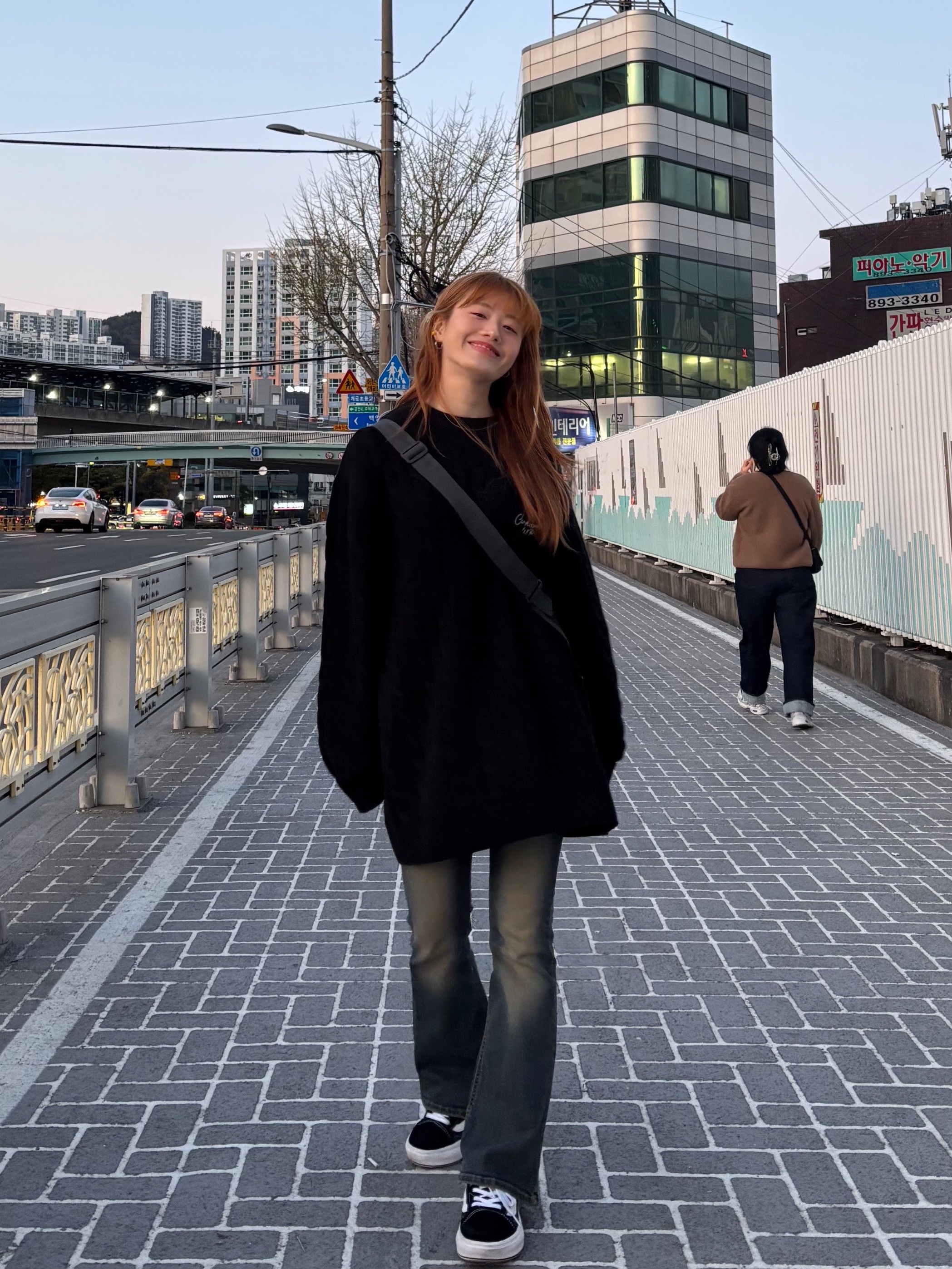 Mischief Lightweight Flat Cross Bag Black, (W) Carhartt WIP Signature Knitwear Vest Black 착용 스타일 - 2