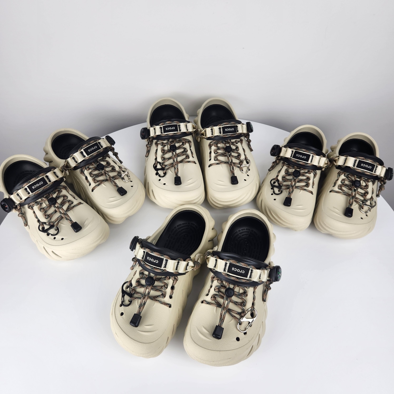 Crocs Echo Clog Bone Black 착용 스타일 - 2