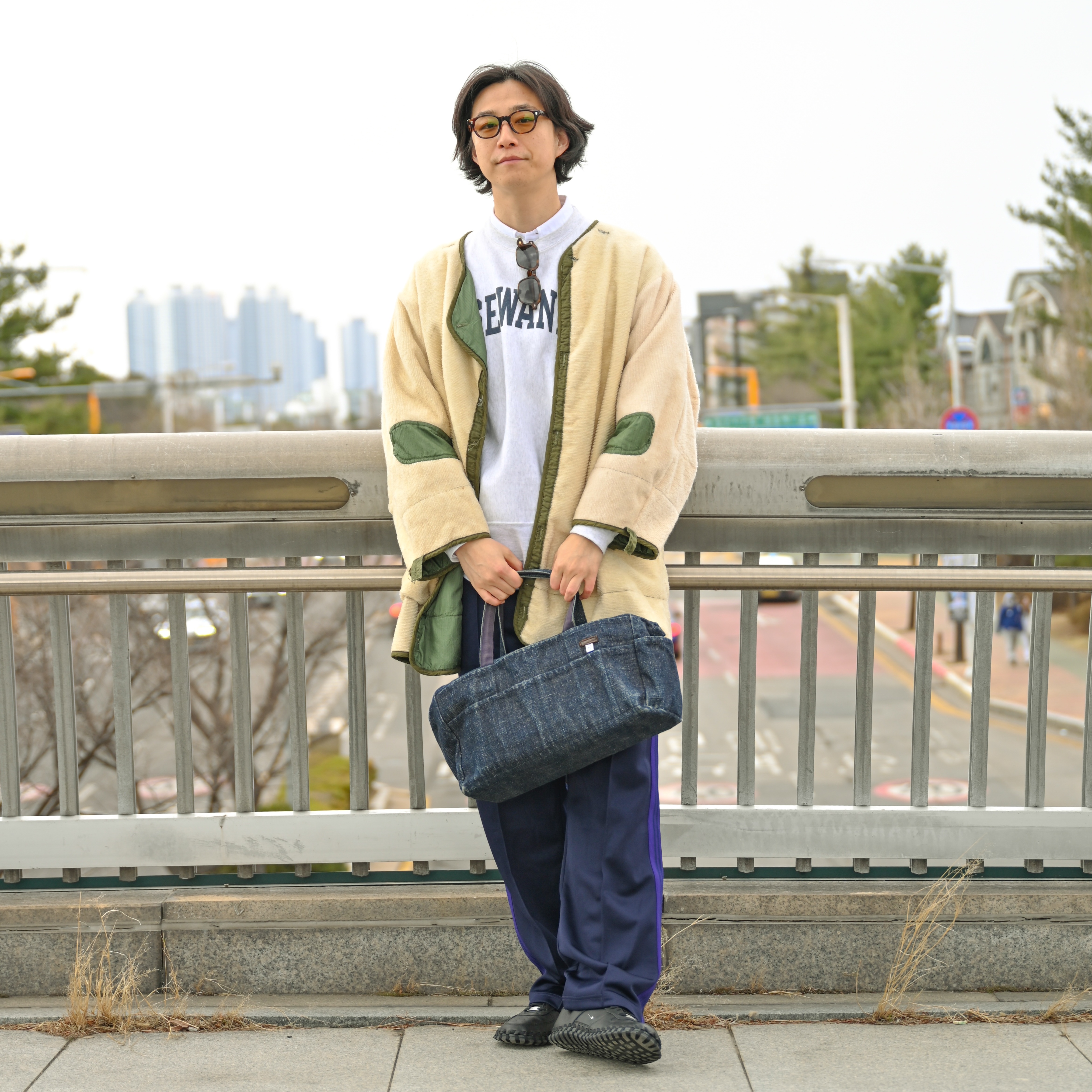Needles Track Pants Poly Smooth Navy, Nike x Jacquemus J Force 1 Low LX SP Black 착용 스타일 - 2