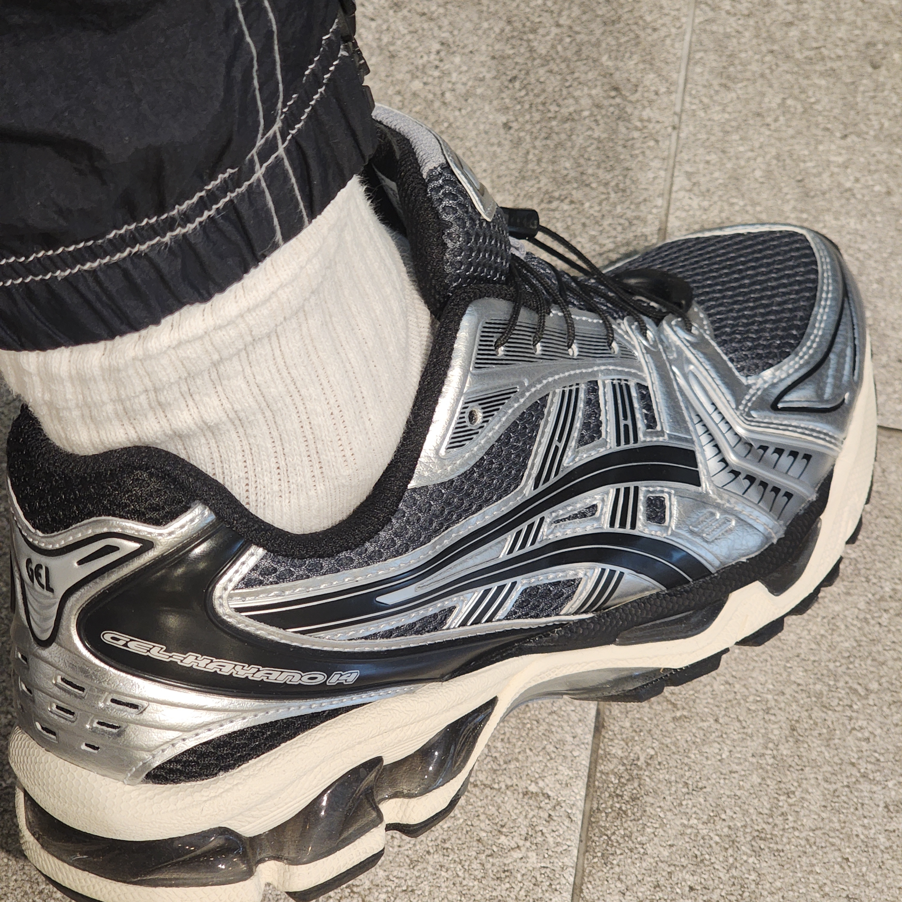 Asics Unlimited Gel-Kayano 14 Carrier Grey Black 착용 스타일 - 3