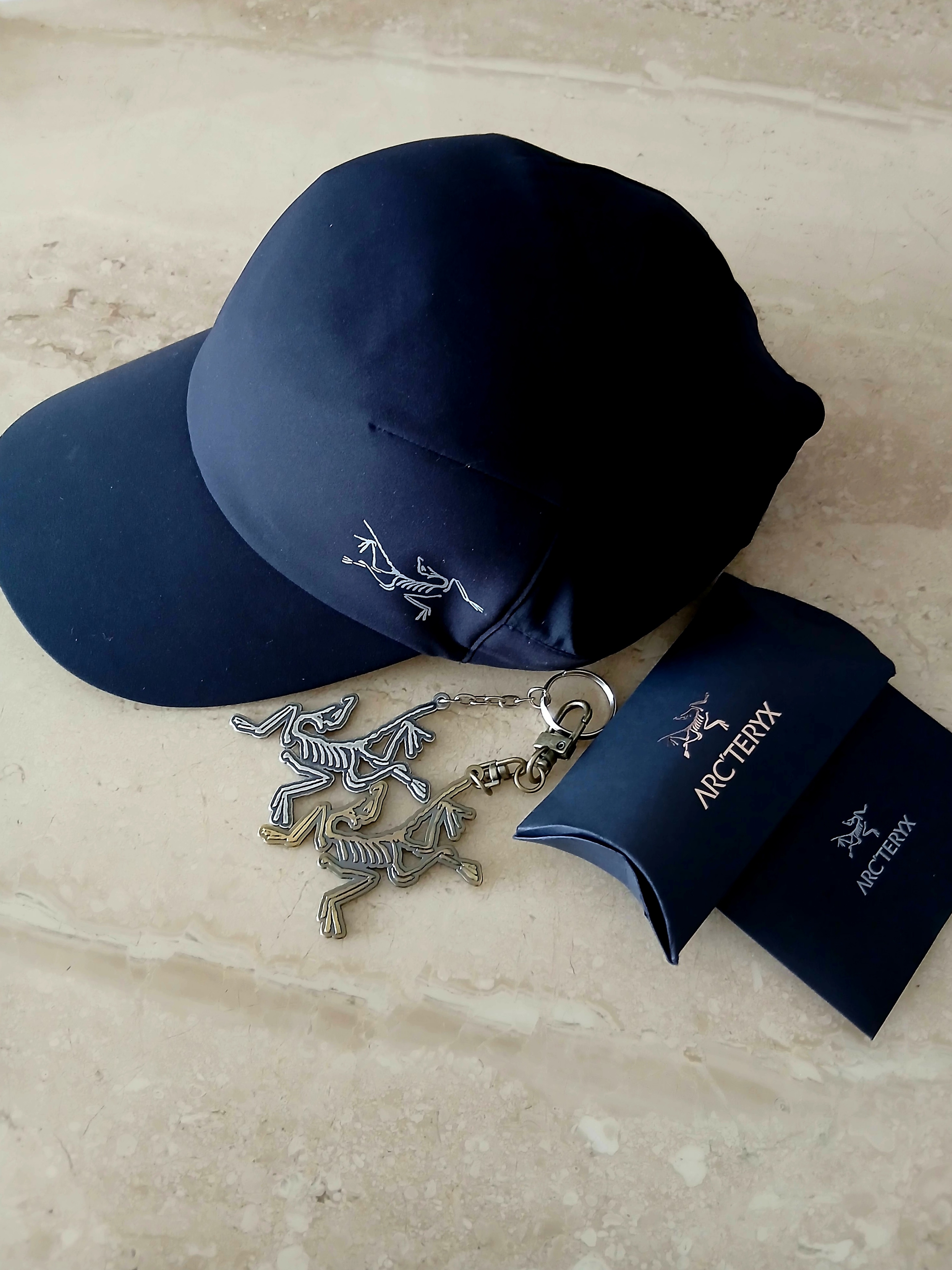Arc'teryx Calvus Cap Black, Arc'teryx Keyring Metal 착용 스타일 - 1
