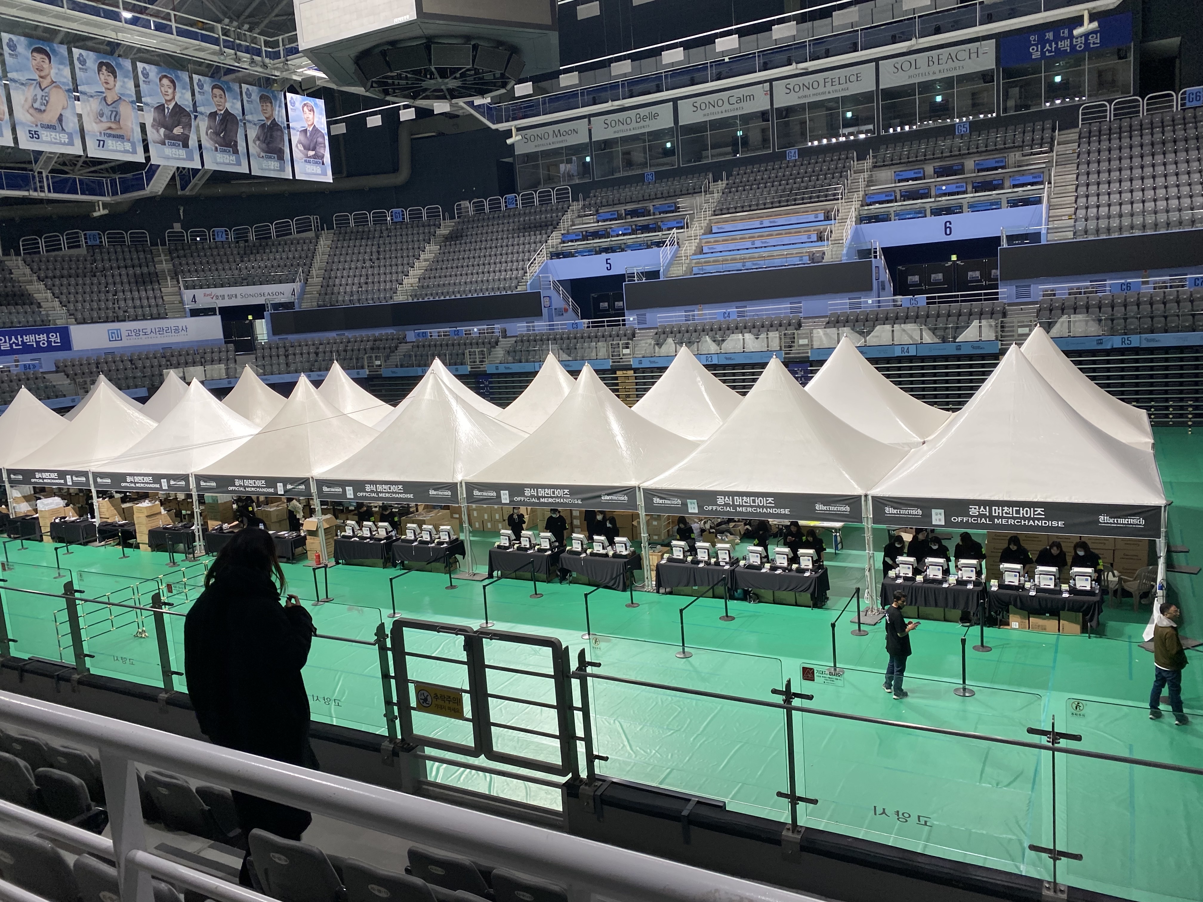 지드래곤 위버멘쉬 키캡 키링, 지드래곤 위버멘쉬 후드 집업 블랙 착용 스타일 - 3