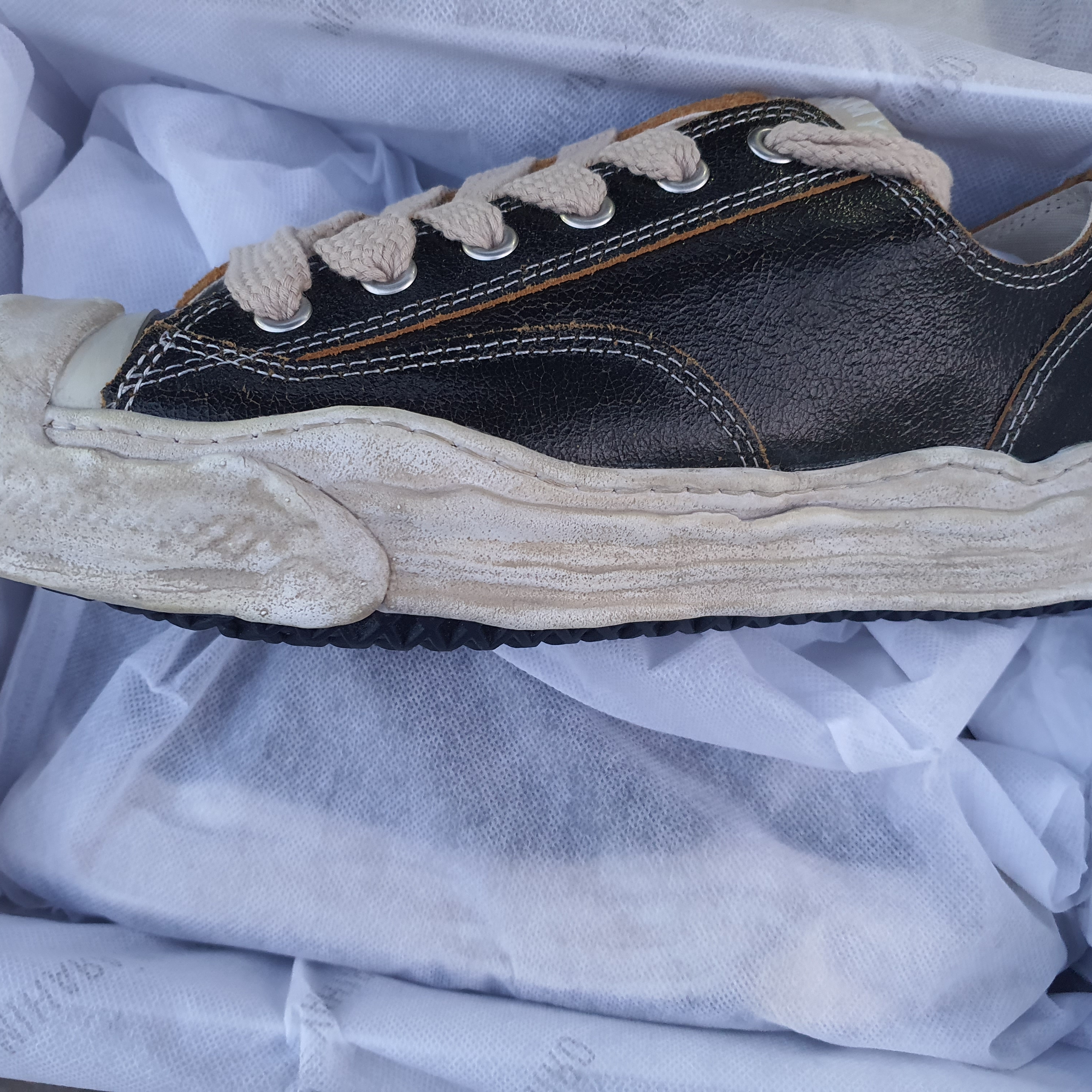 Maison Mihara Yasuhiro Hank OG Sole Leather Low-top Sneakers Black 착용 스타일 - 2