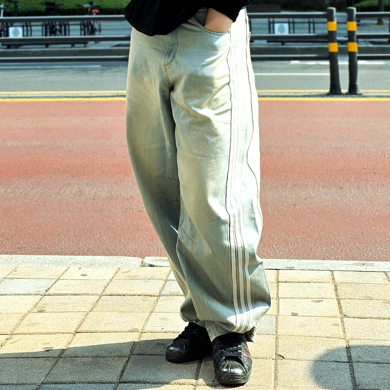 (W) Adidas Adilenium Season 3 Banana Fitted Washed Denim Pants Blue - KR Sizing 착용 스타일
