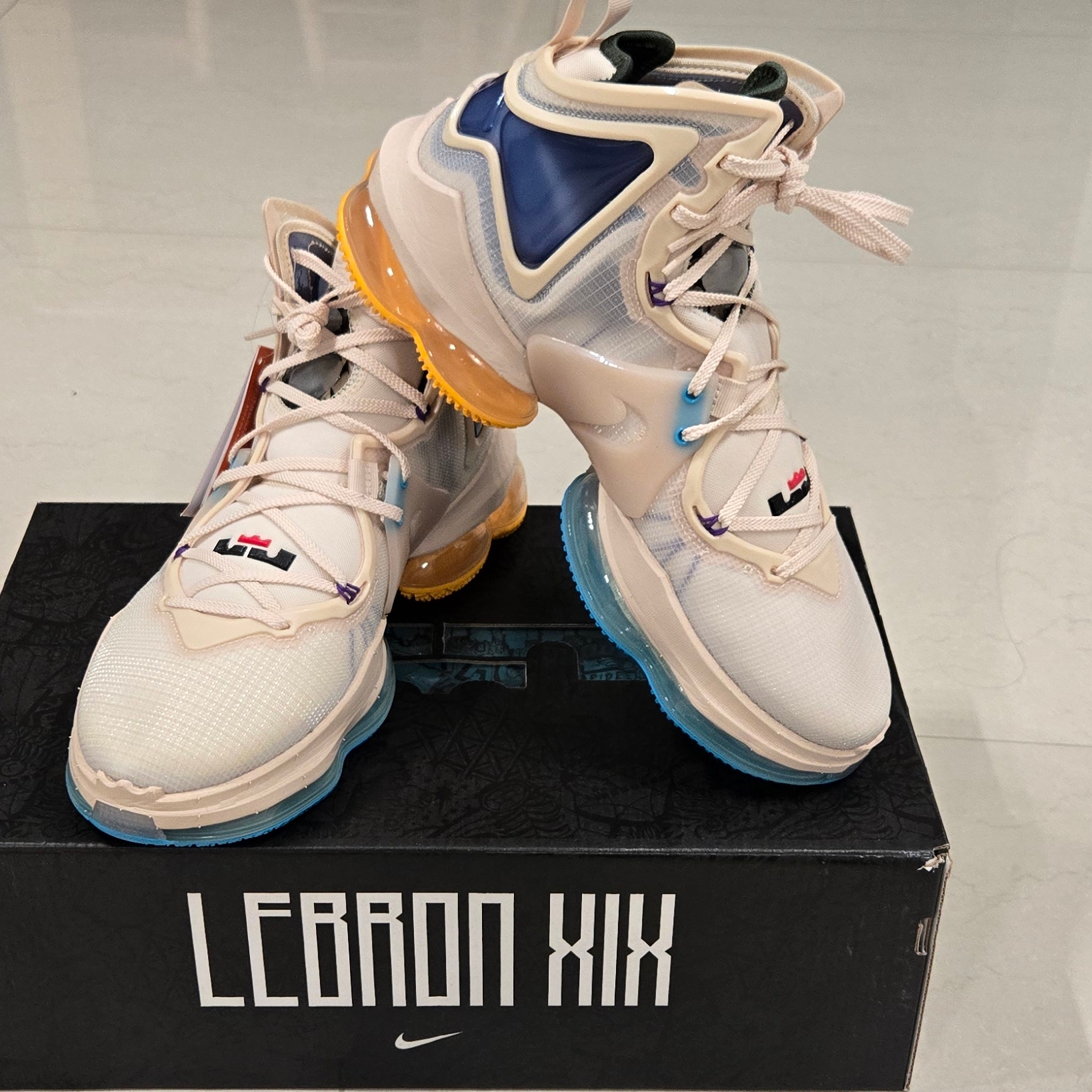 Nike LeBron XIX Minneapolis Lakers 착용 스타일 - 6