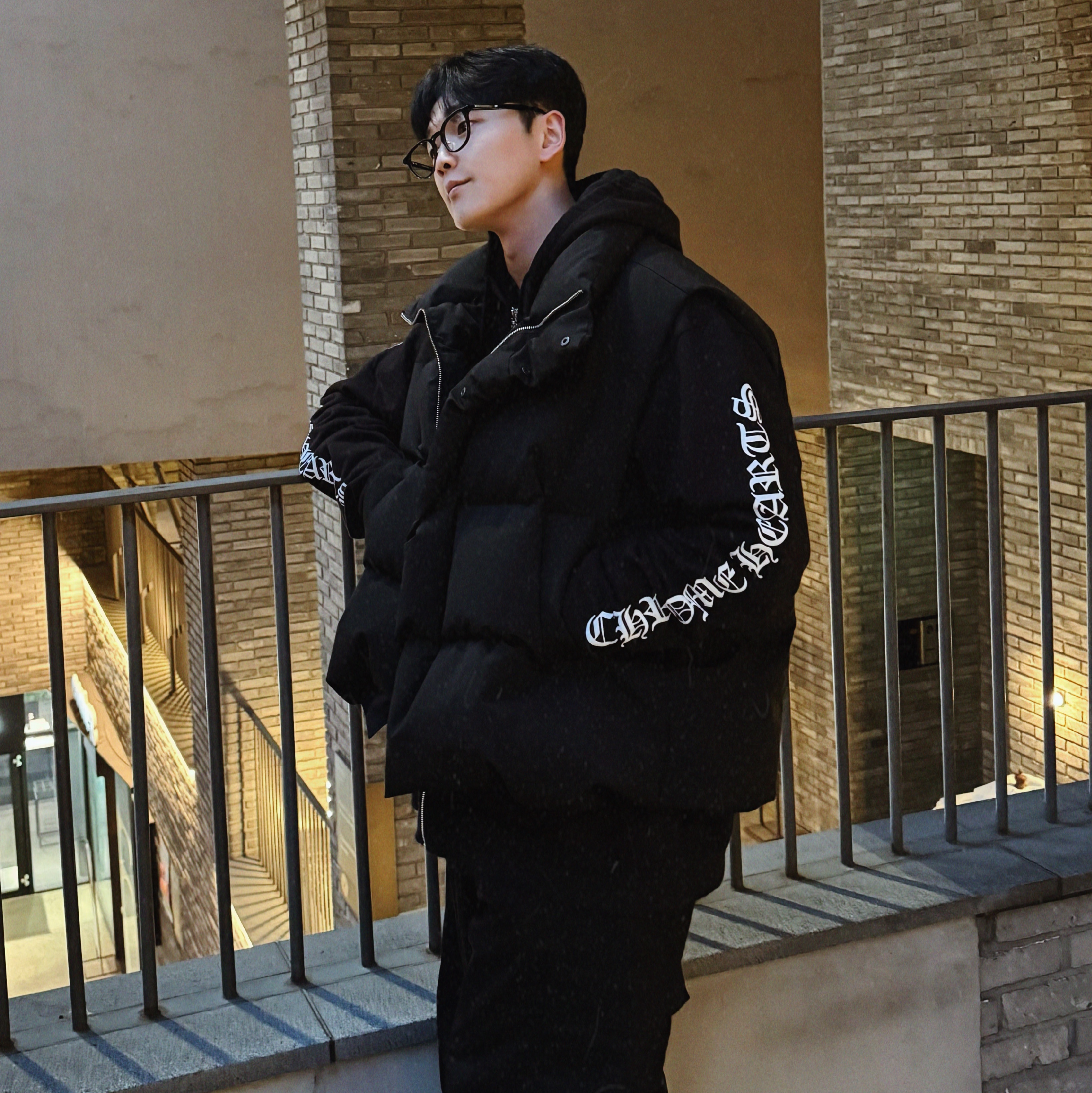 크롬하츠 스크롤 로고 플리스 집업 후드 블랙, 조던 1 x 트래비스 스캇 레트로 로우 OG SP 벨벳 브라운 앤 다크 모카 착용 스타일 - 1