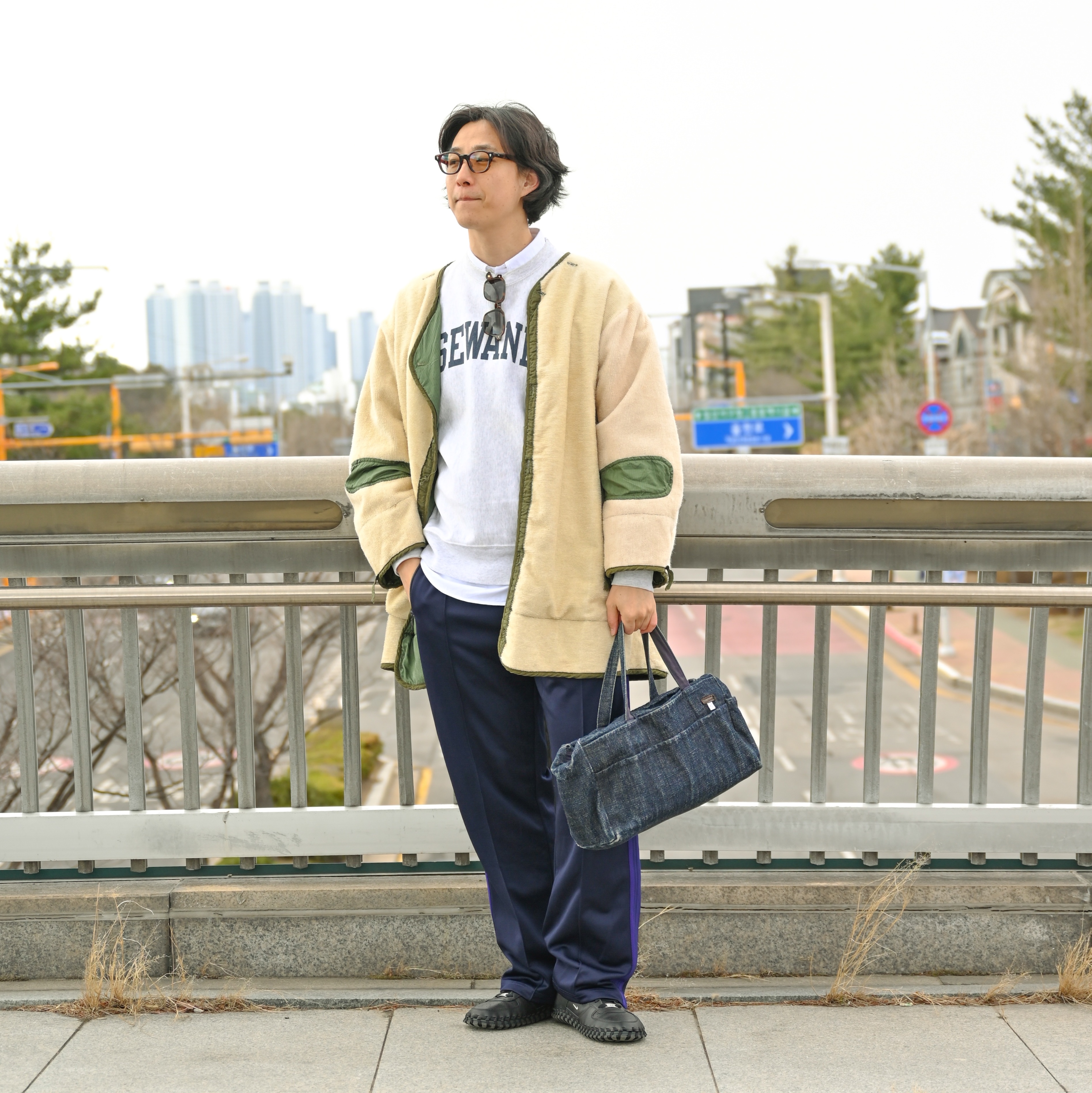 Needles Track Pants Poly Smooth Navy, Nike x Jacquemus J Force 1 Low LX SP Black 착용 스타일 - 1
