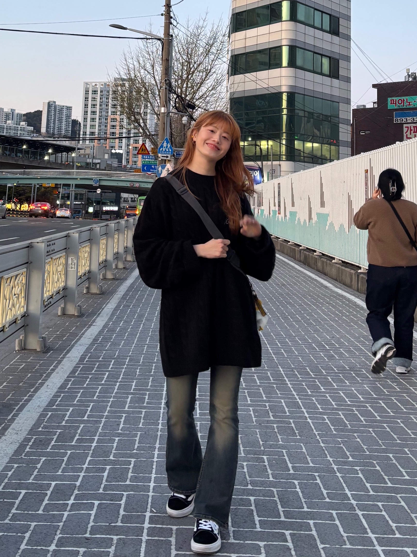 Mischief Lightweight Flat Cross Bag Black, (W) Carhartt WIP Signature Knitwear Vest Black 착용 스타일 - 3
