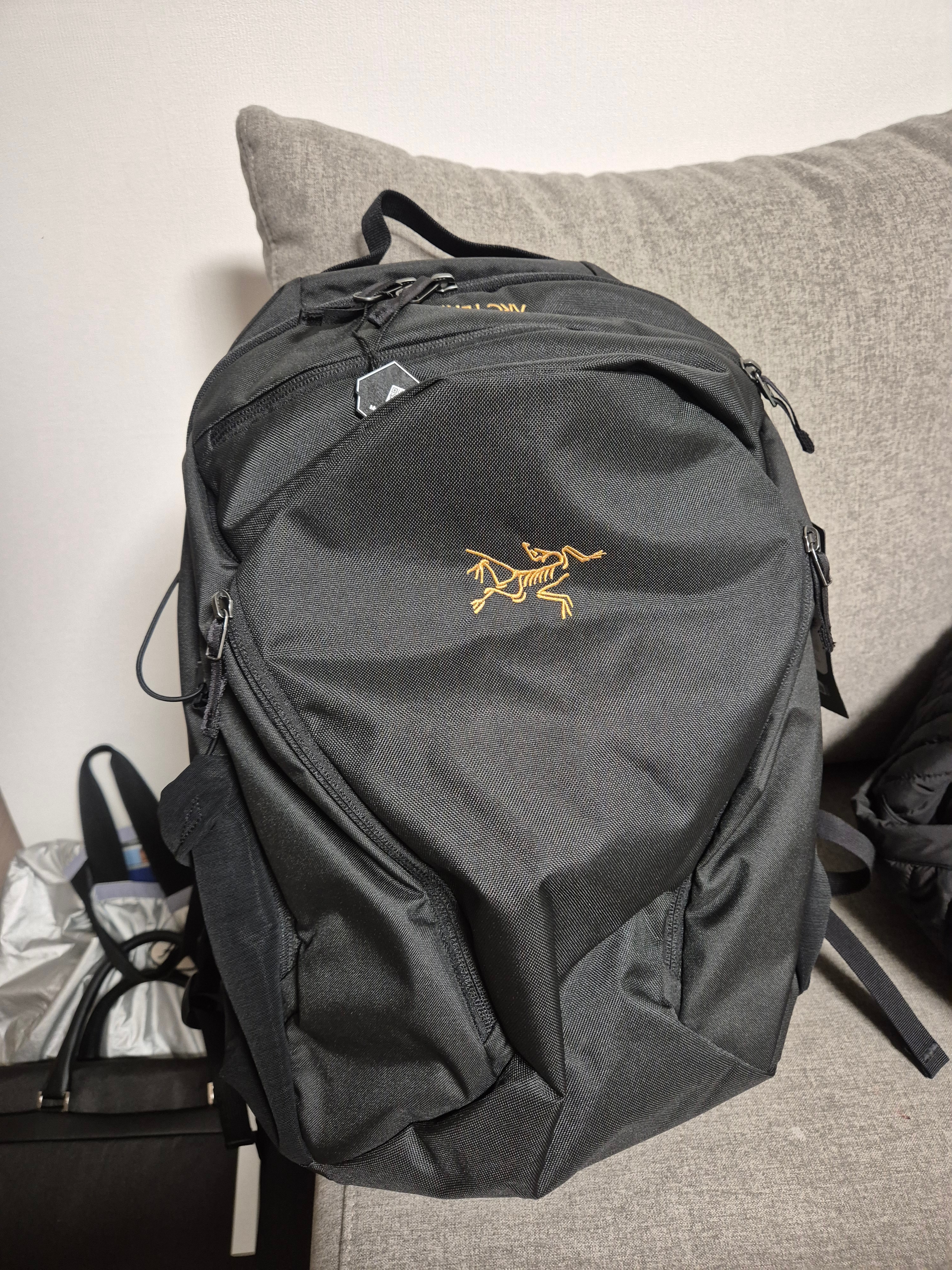 Arc'teryx Mantis 26 Backpack Black 착용 스타일