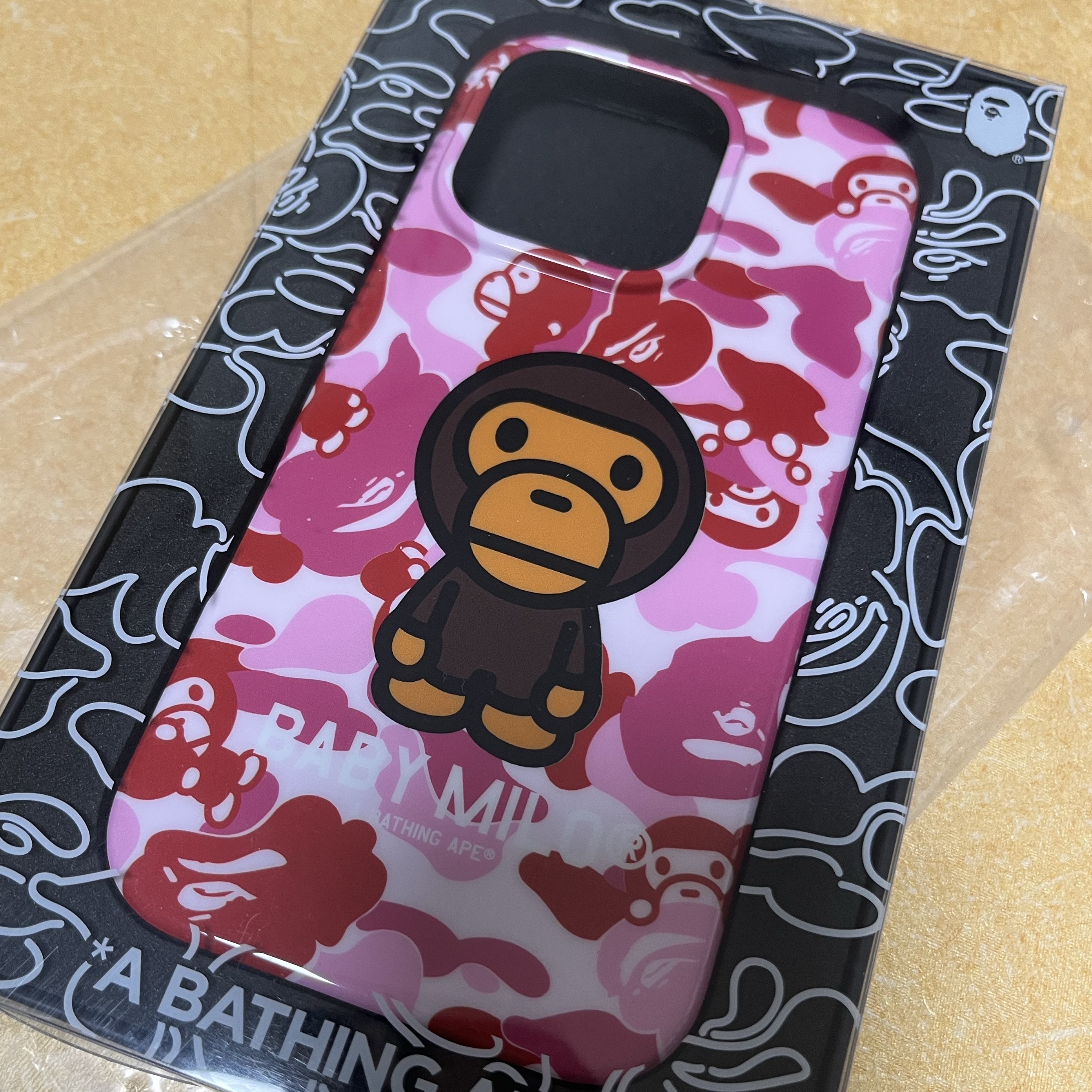 BAPE ABC Milo Camo iPhone 16 Pro Case Pink 착용 스타일