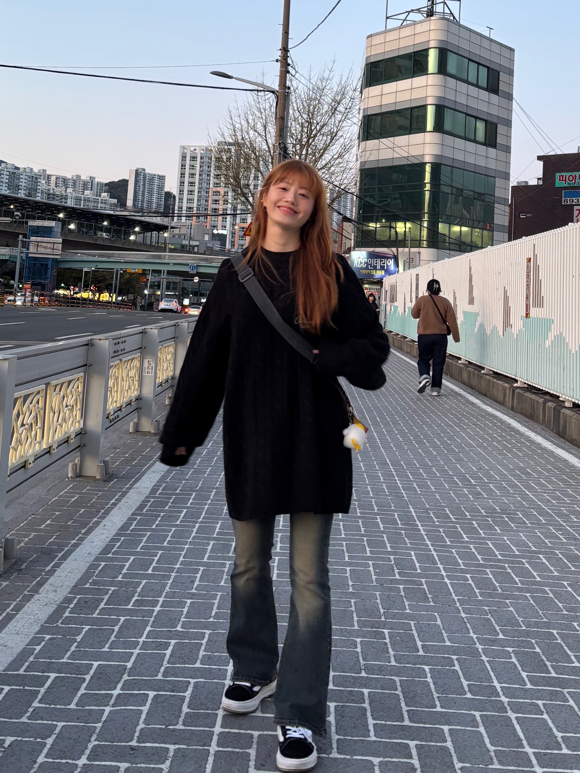 Mischief Lightweight Flat Cross Bag Black, (W) Carhartt WIP Signature Knitwear Vest Black 착용 스타일 - 4