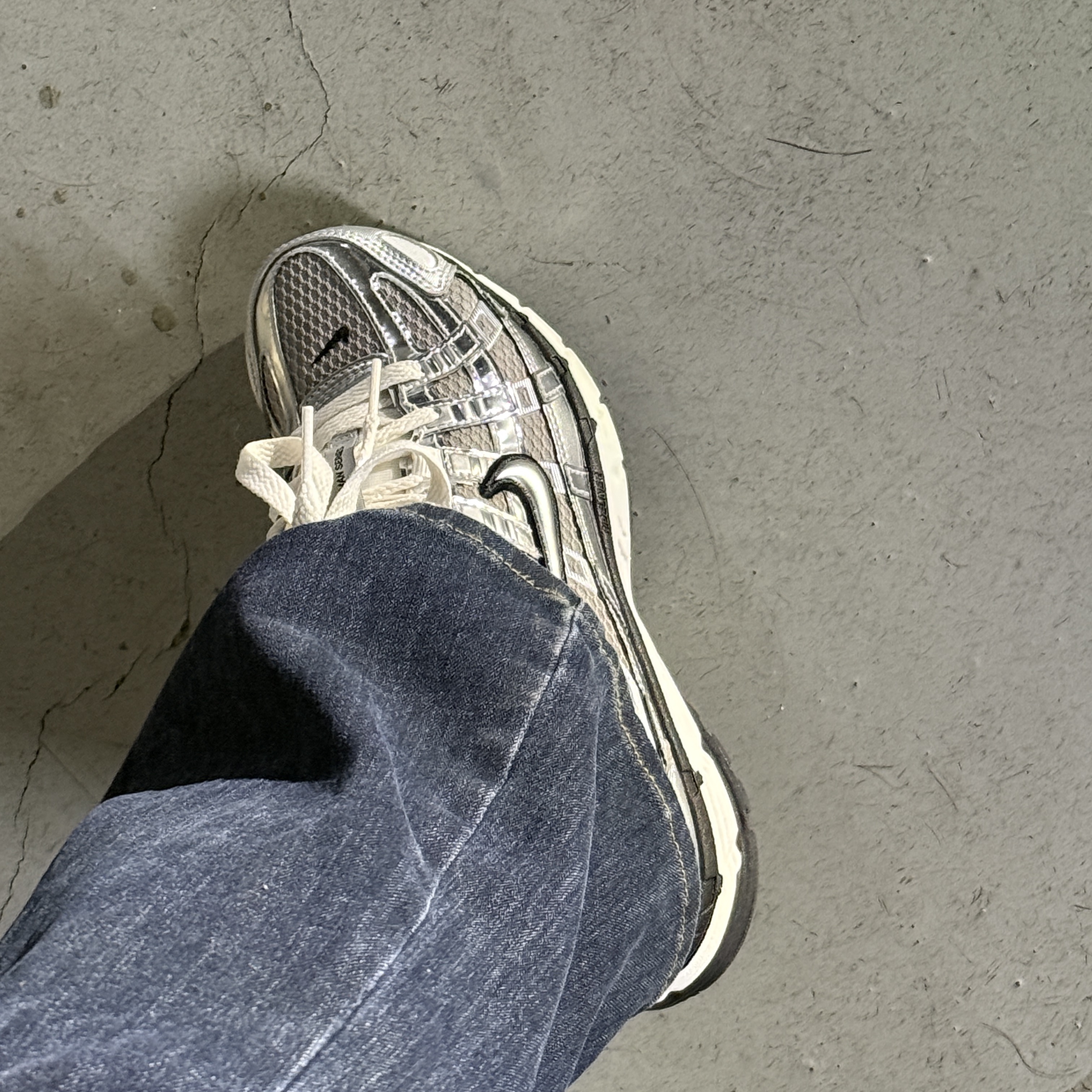 Nike P-6000 Metallic Silver 착용 스타일