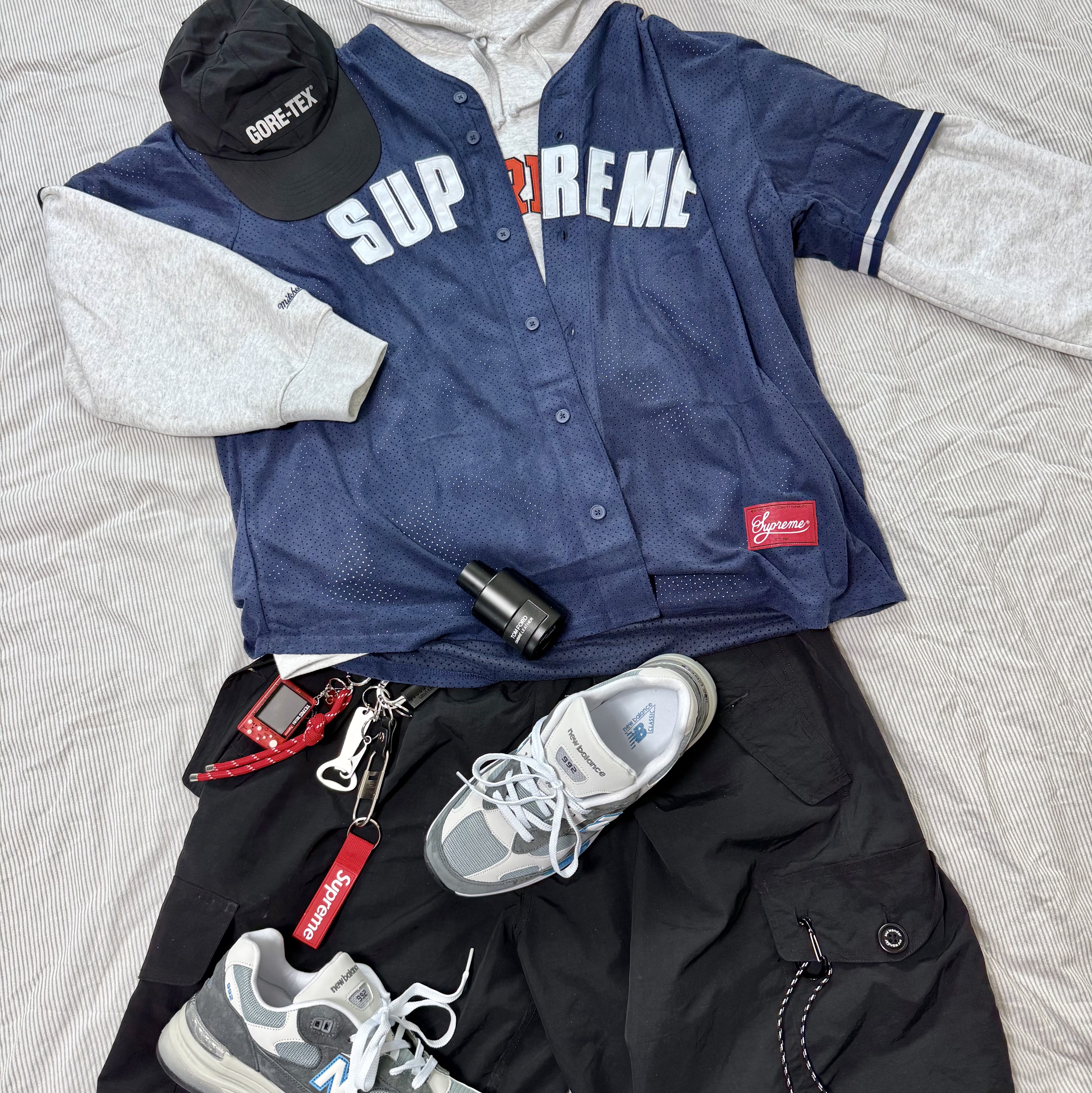 Supreme Ultrasuede Mesh Baseball Jersey Navy - 24SS, Supreme CDW Delta Carabiner Silver - 24SS 착용 스타일