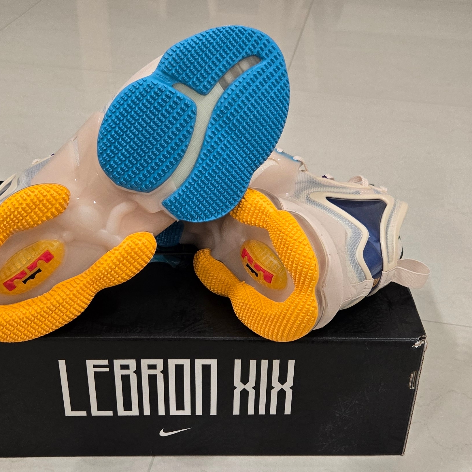 Nike LeBron XIX Minneapolis Lakers 착용 스타일 - 9