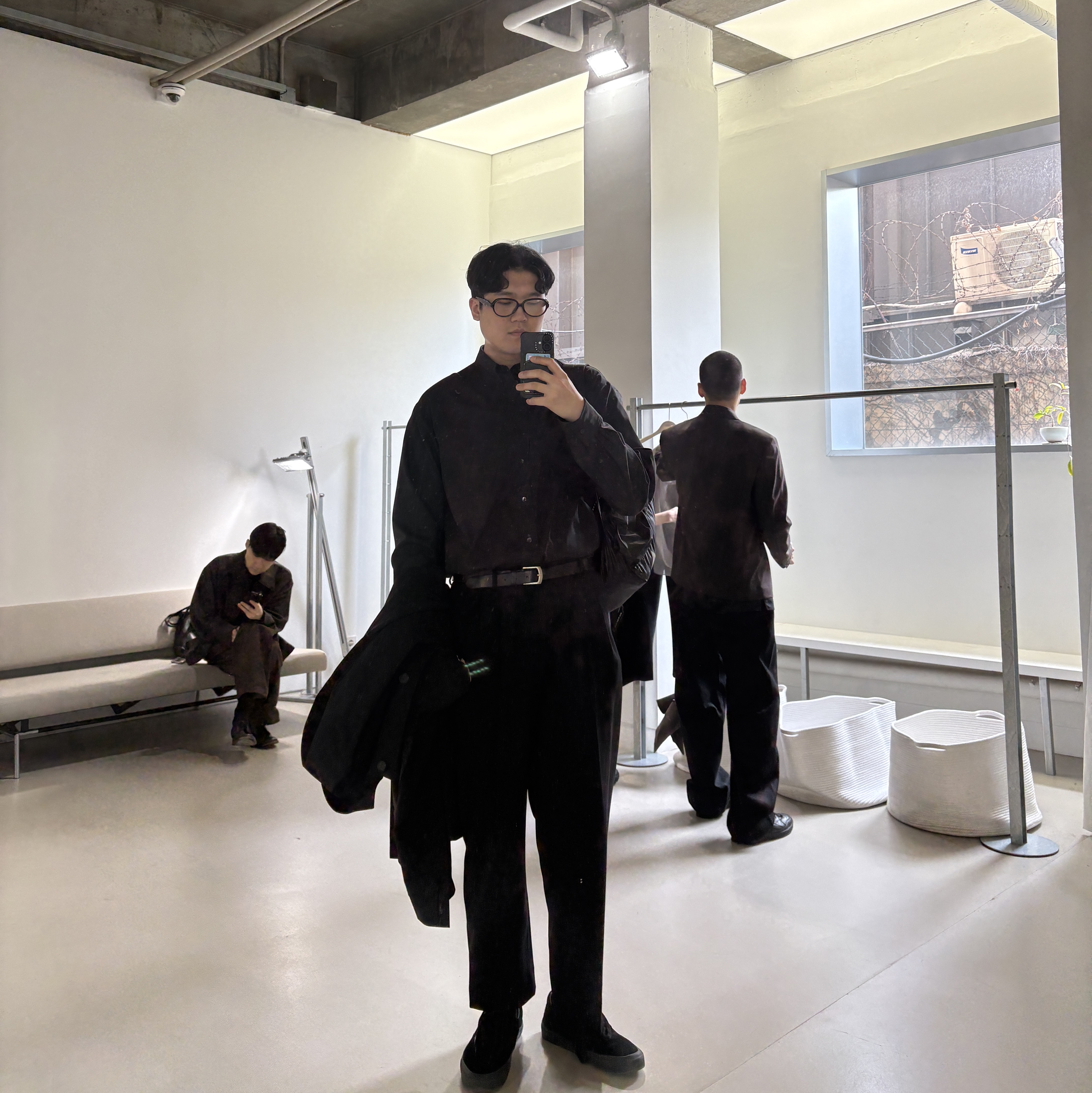 Gentle Monster x Maison Margiela MM211 Black Clear 착용 스타일
