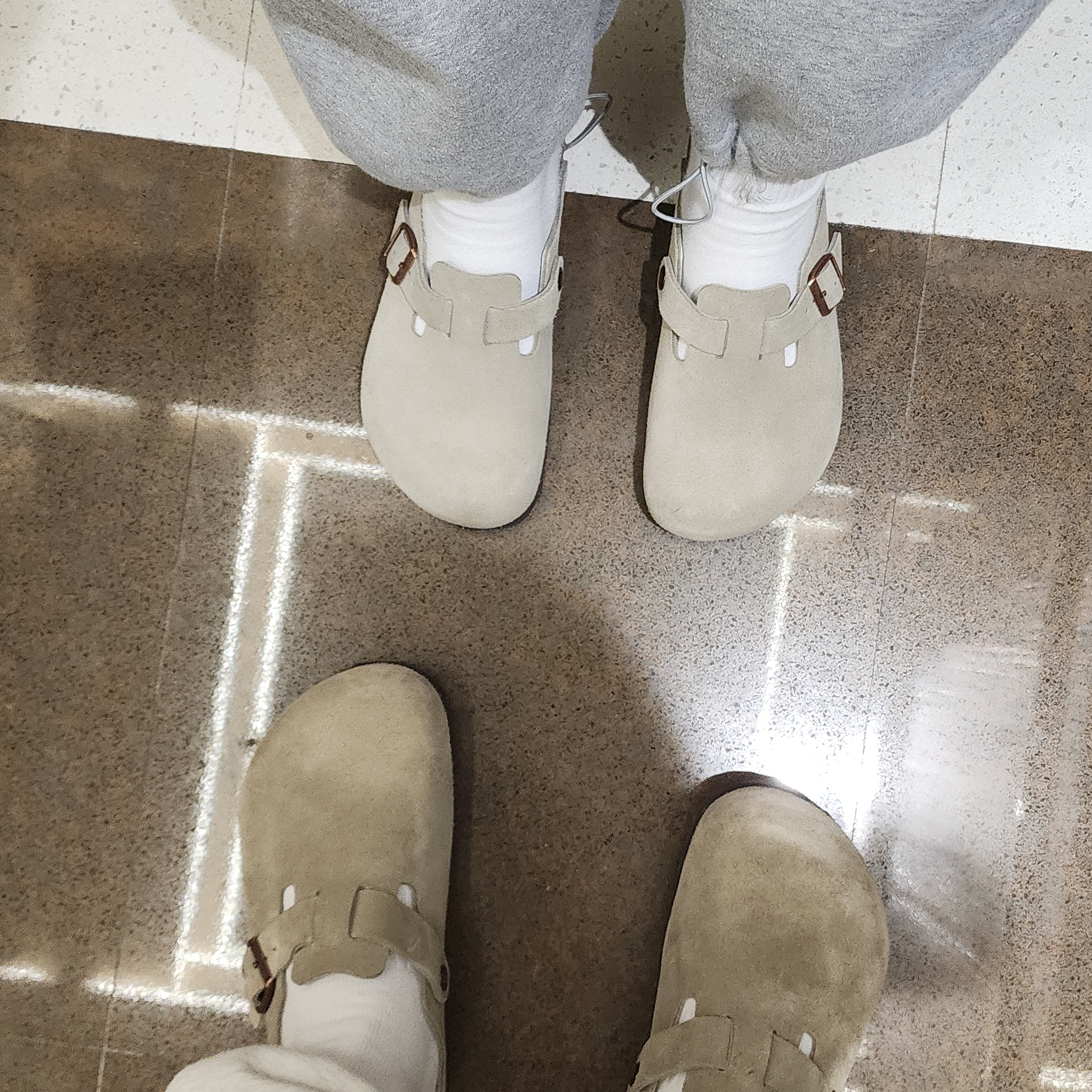 Birkenstock Boston Soft Footbed Taupe - Regular 착용 스타일 - 2