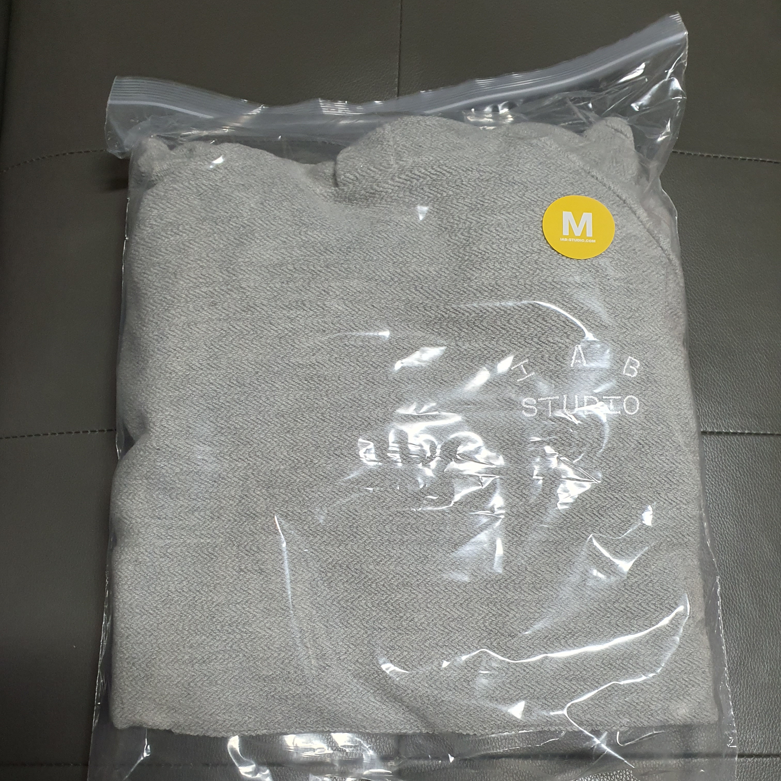 IAB Studio Herringbone Hoodie Gray White 착용 스타일