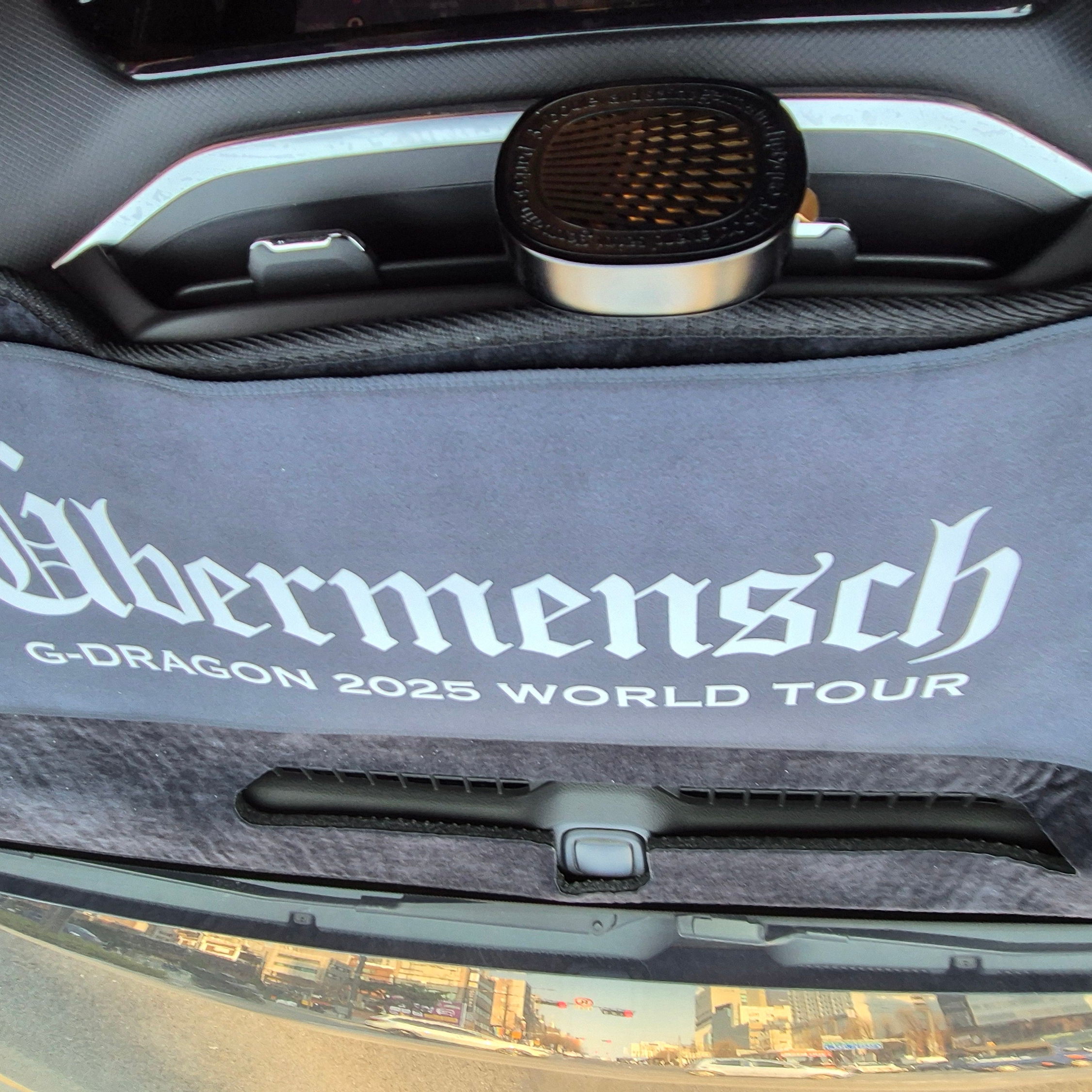 G-DRAGON Ubermensch Slogan Towel Black 착용 스타일