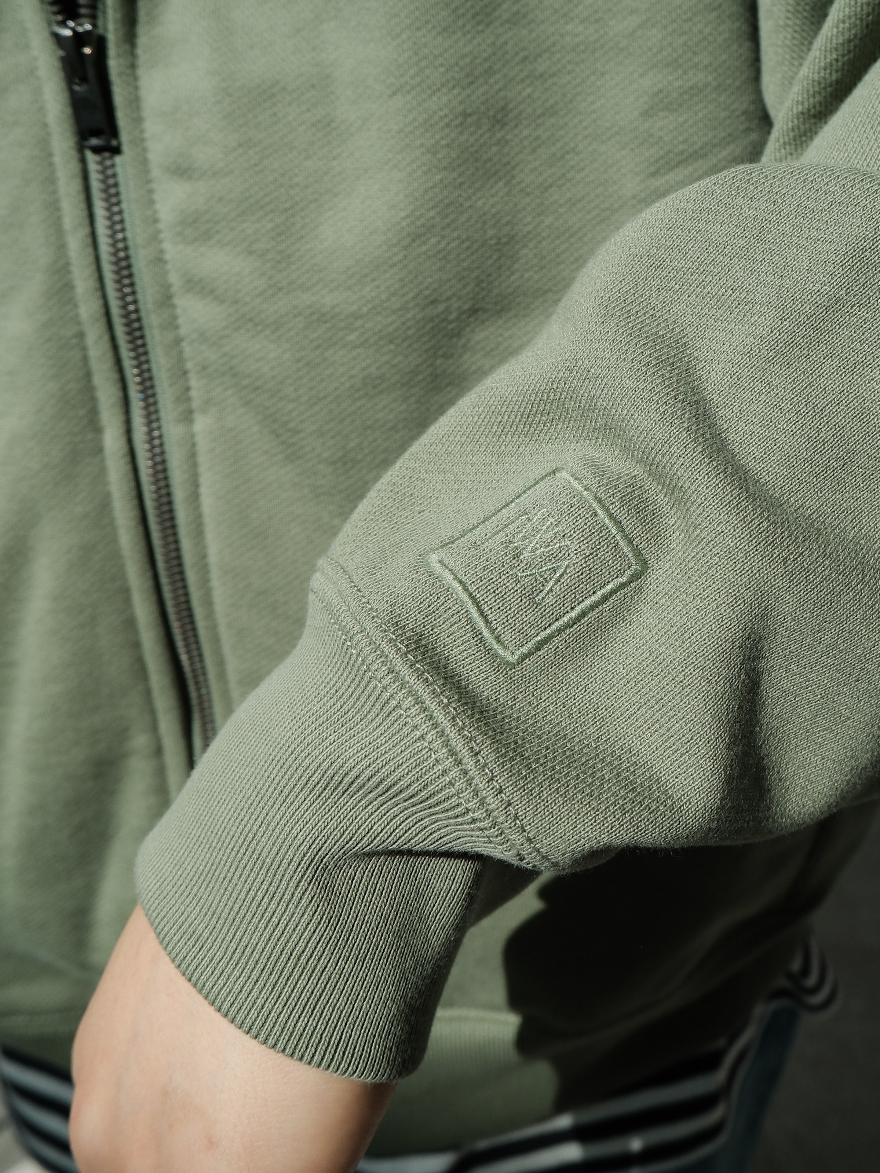 Uniqlo x JW Anderson Straight Jean Blue - KR, Uniqlo x JW Anderson Sweat Oversized Full Zip Parka Green - KR 착용 스타일 - 4