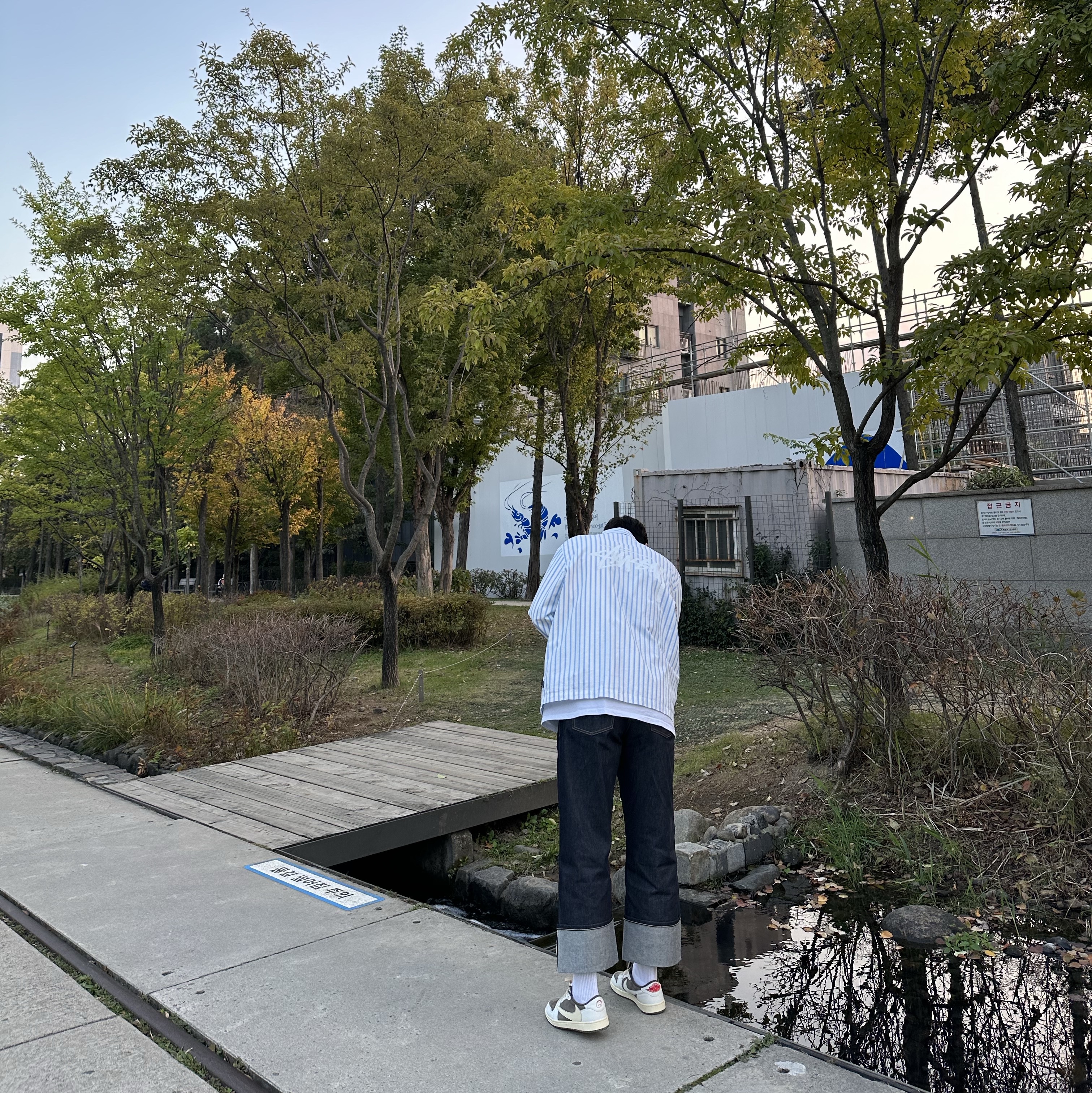 Stussy Coach Shirt Stripe, Jordan 1 x Travis Scott Retro Low OG SP Sail and Ridgerock 착용 스타일