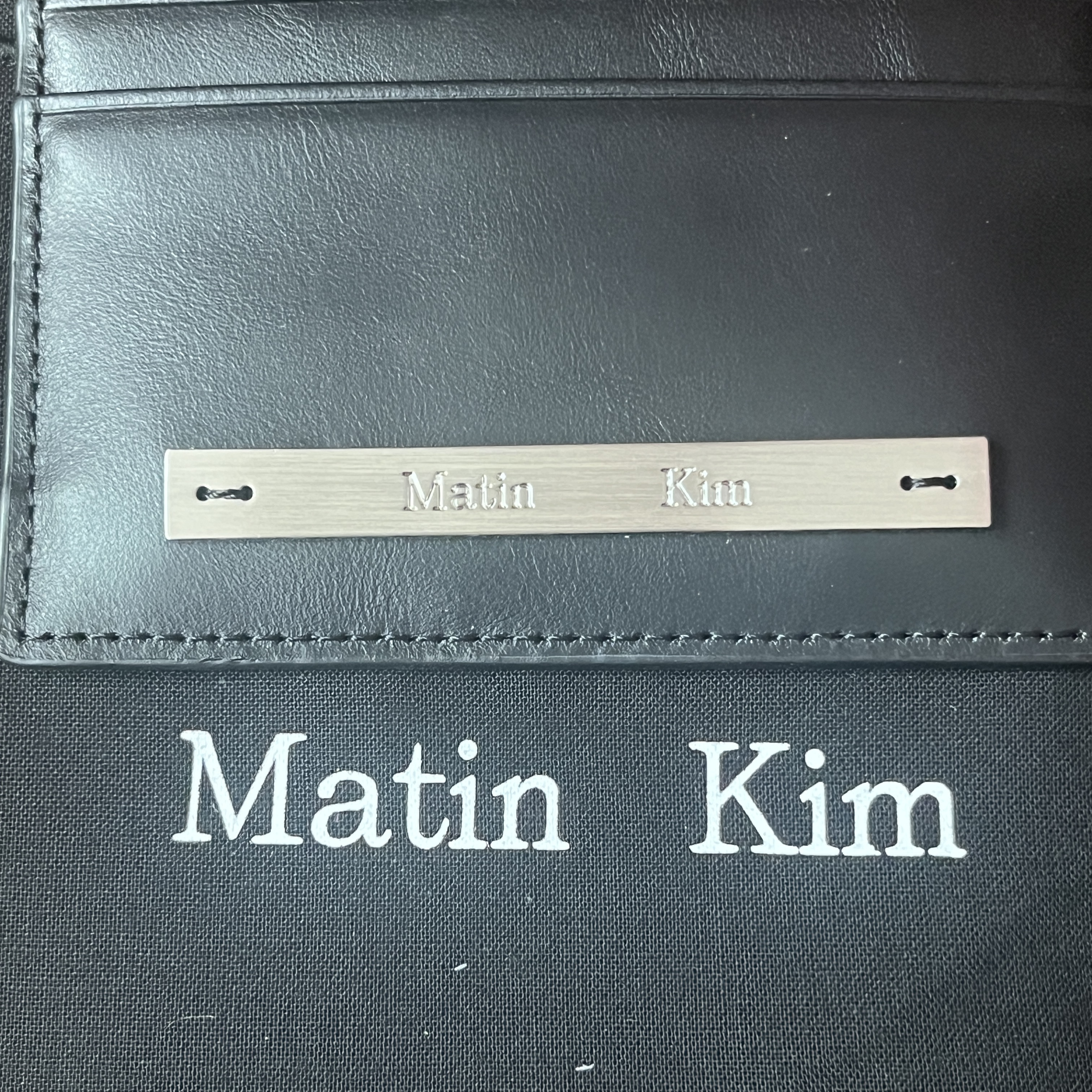 Matin Kim Vintage Card Wallet Black 착용 스타일