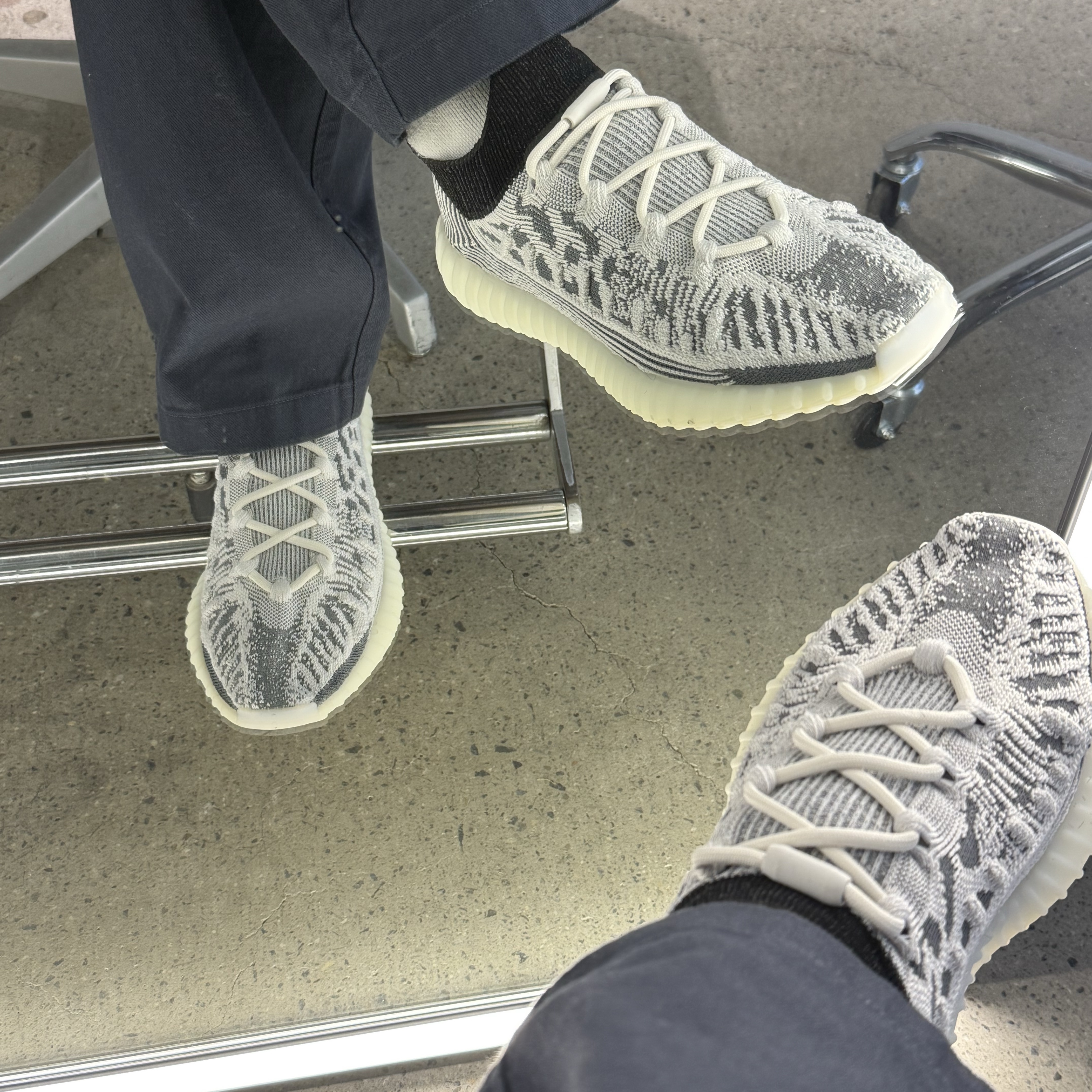 Adidas Yeezy 350 V2 CMPCT Slate White 착용 스타일
