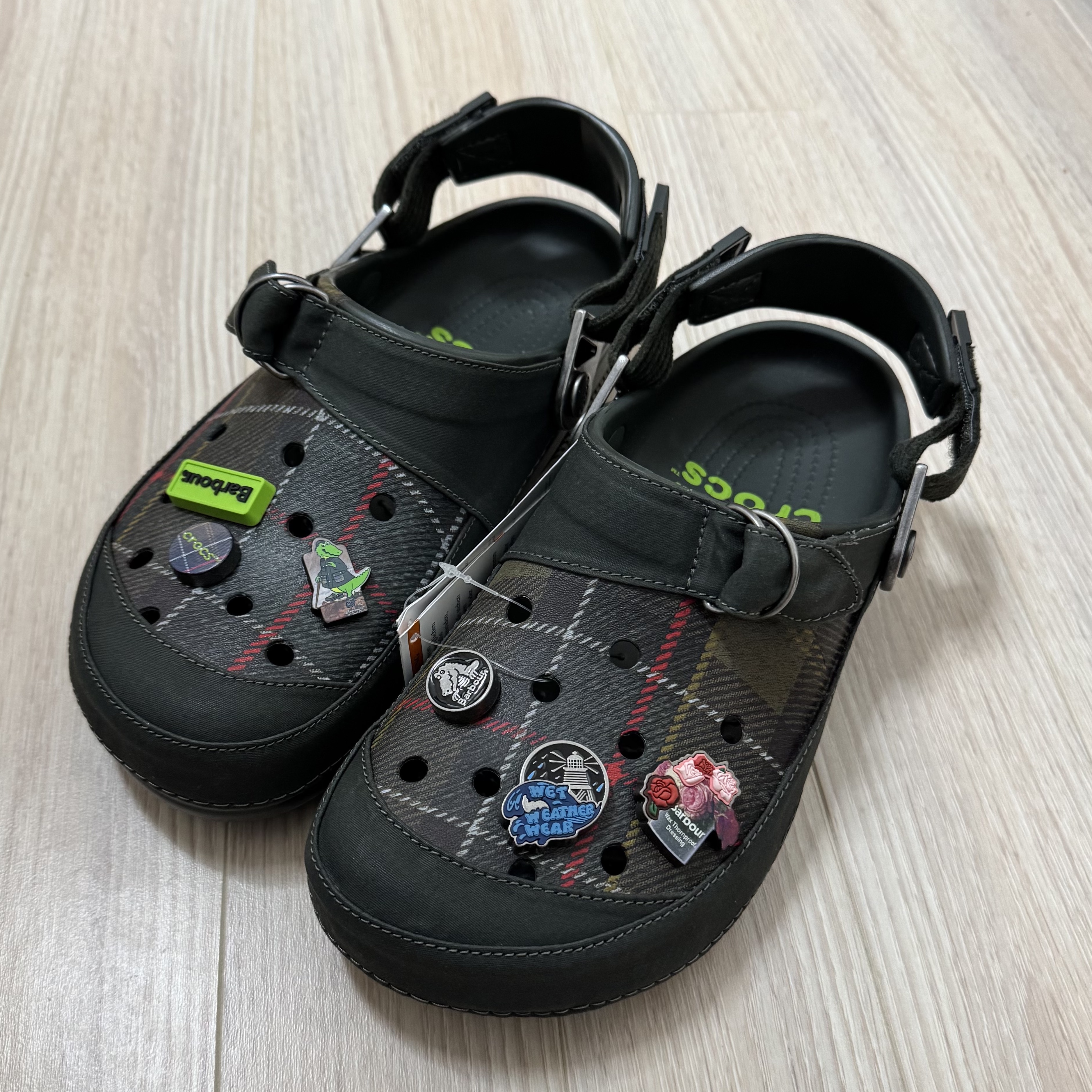 Crocs x Barbour Classic Clog Kelp 착용 스타일
