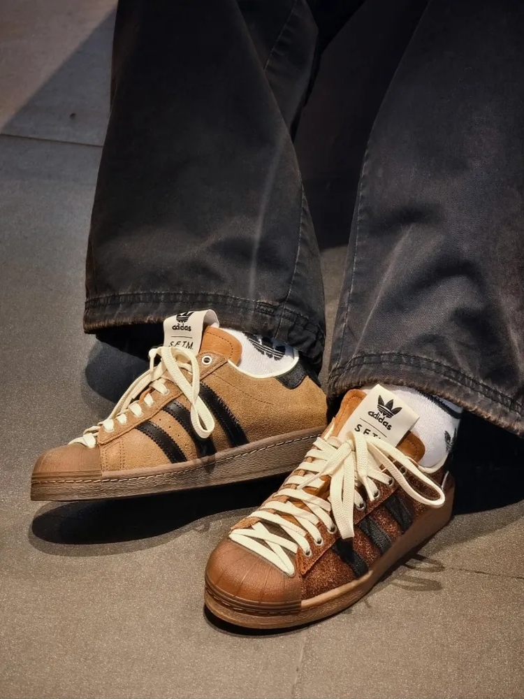 Adidas x Song for the Mute Superstar 82 Khaki Core Black 착용 스타일