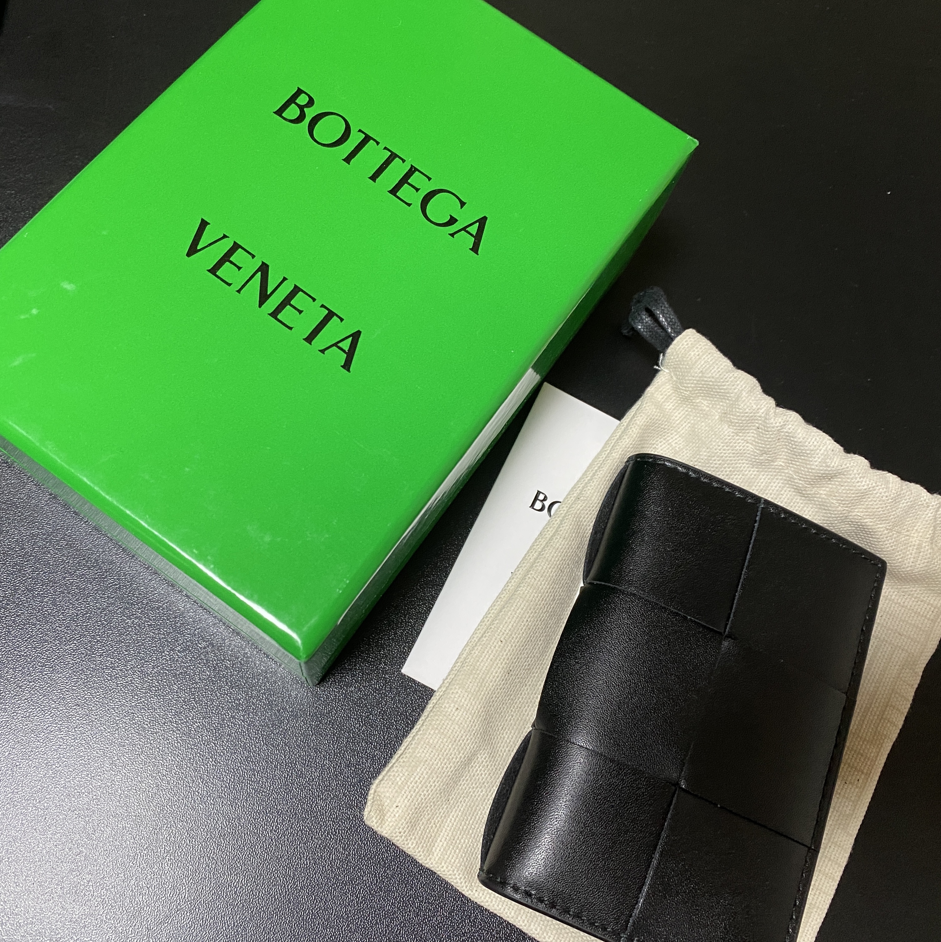 Bottega Veneta Flap Card Case Black 착용 스타일