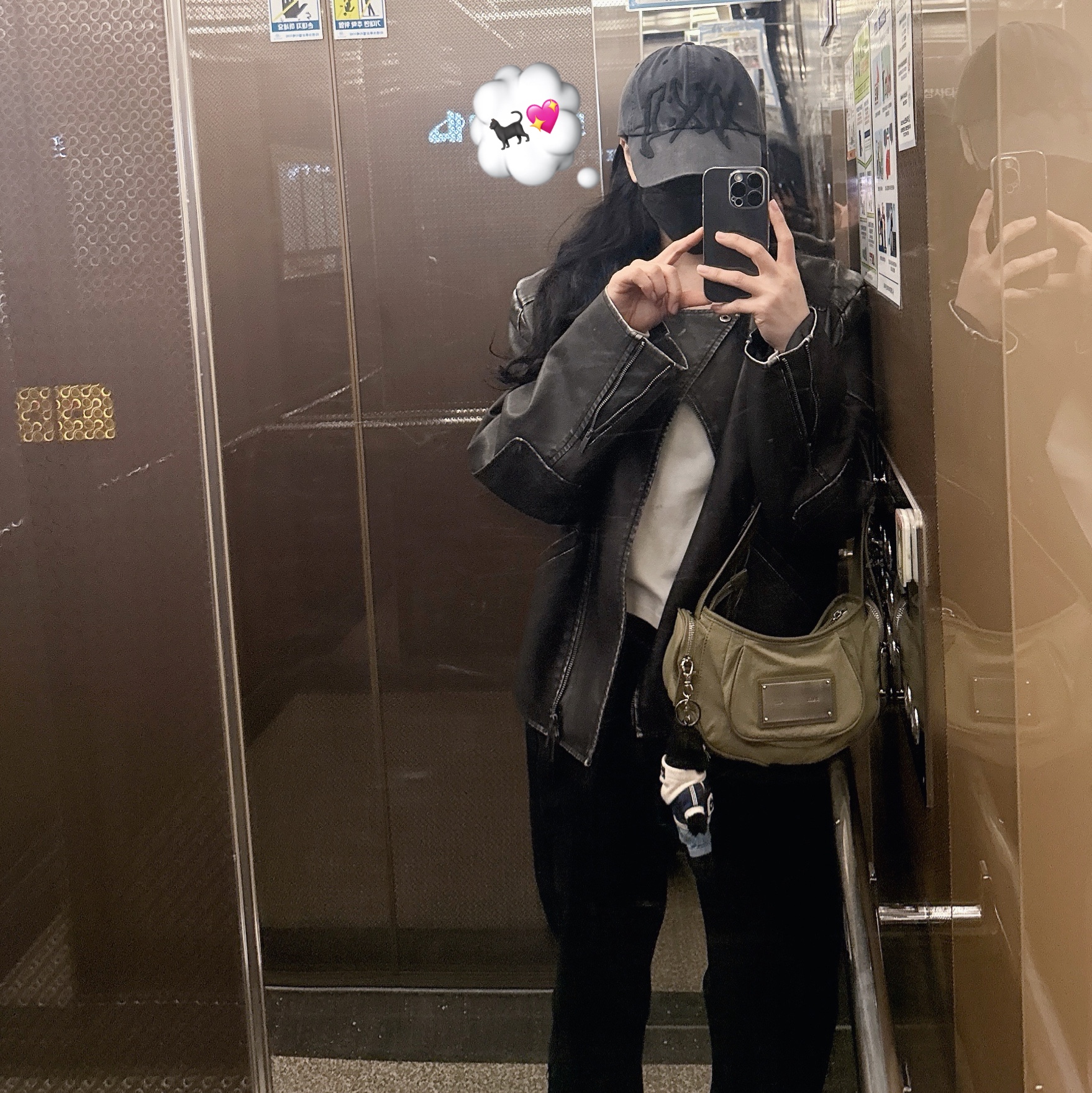 마뗑킴 마들렌 라운드 백 라이트 카키, 모남희 x 10 꼬르소 꼬모 비앙코 키링 블랙 착용 스타일 - 1