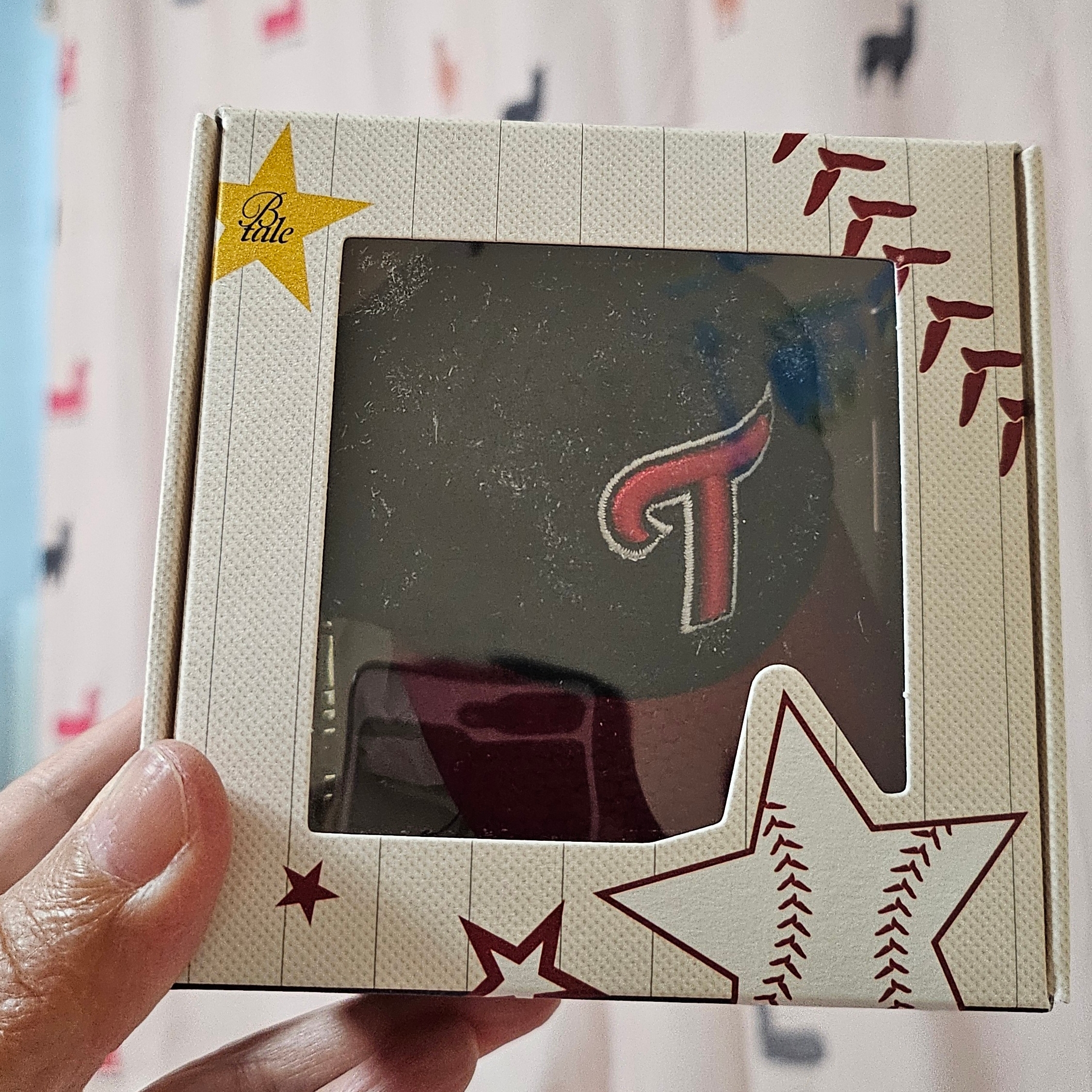Twins x Bloomingtale Cap Keyring 착용 스타일 - 2
