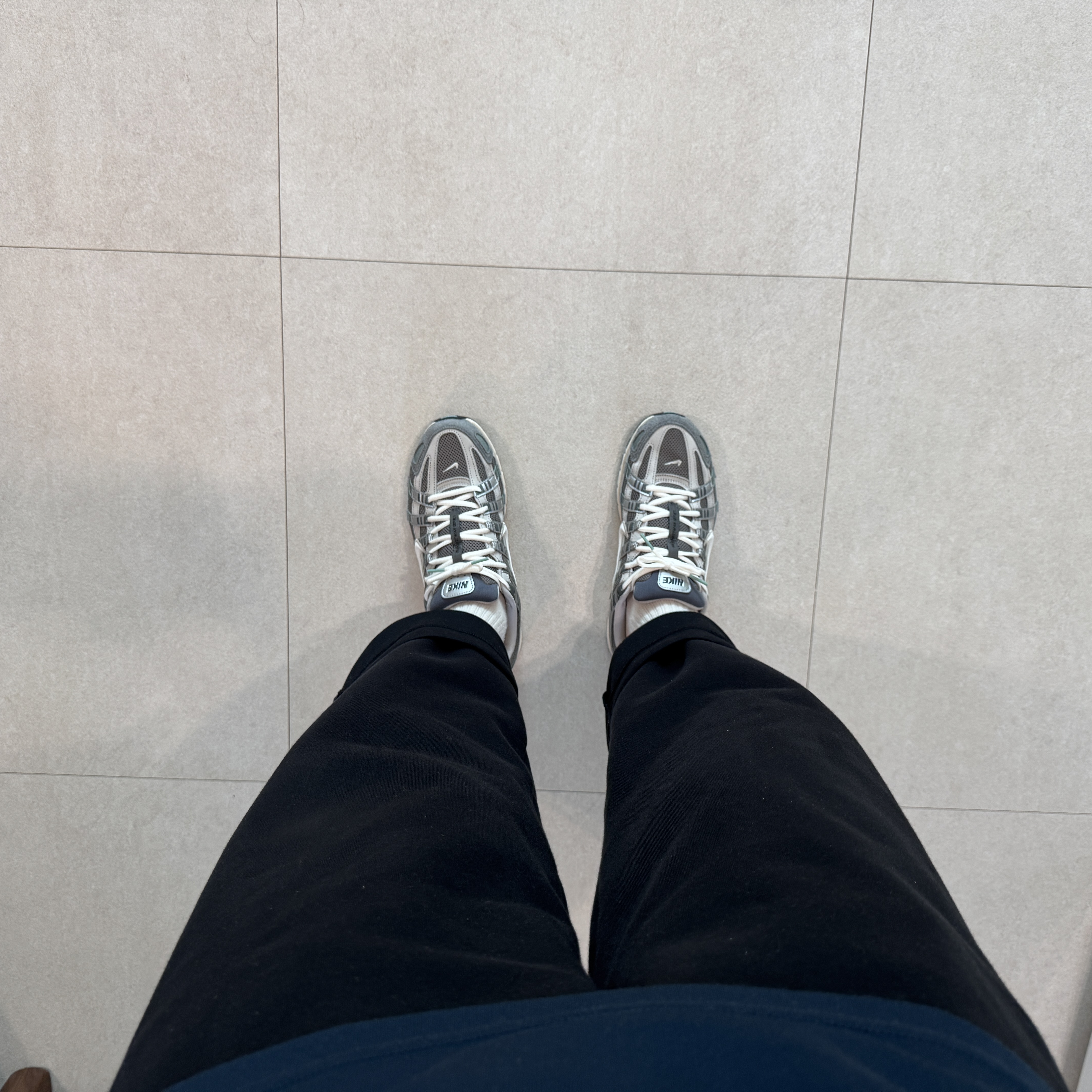 Nike P-6000 Flat Pewter Light Iron Ore 착용 스타일 - 1