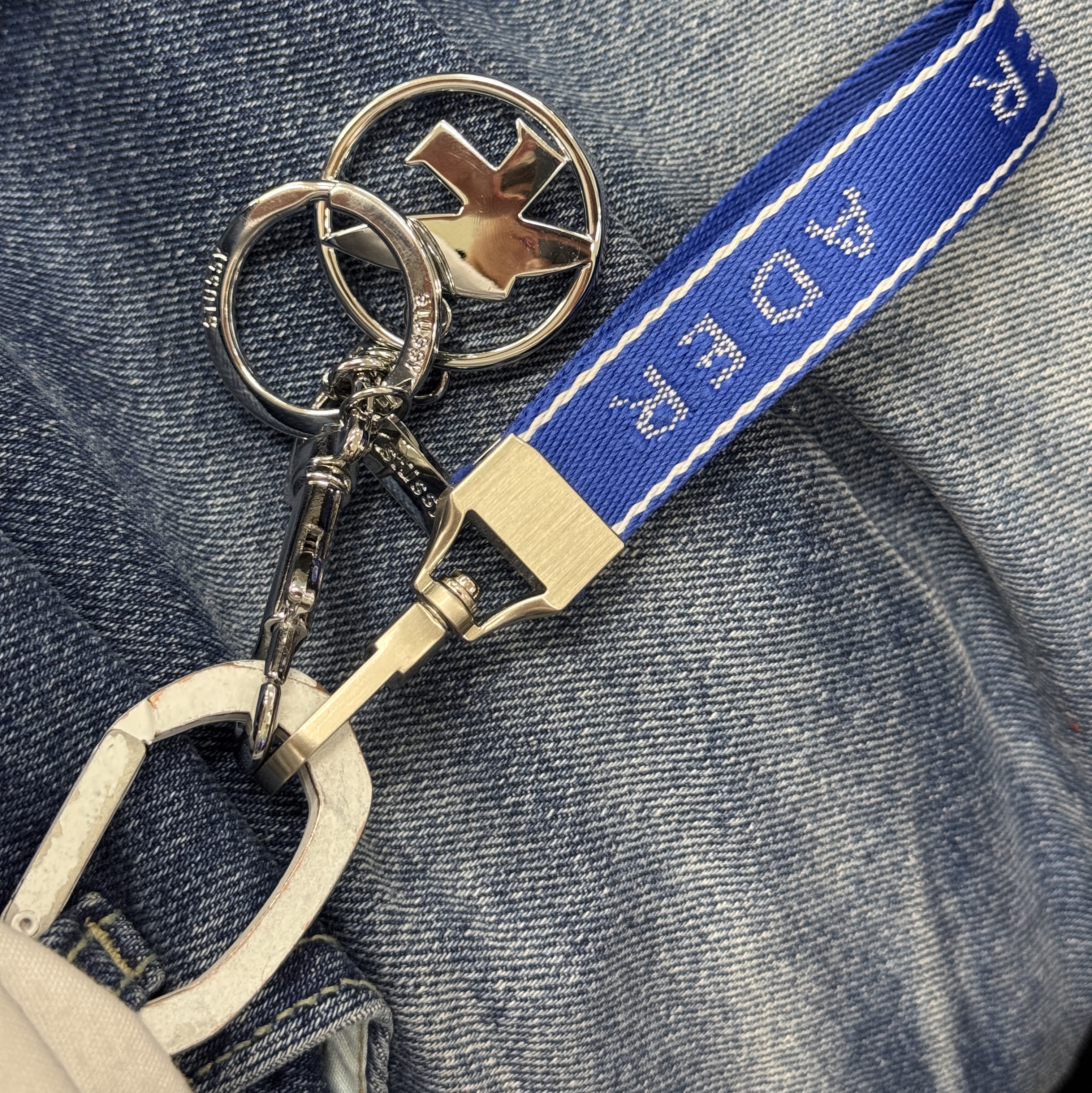Stussy Surfman Keychain Silver, Ader Error ADER Keyring Z-Blue 착용 스타일