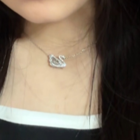 (W) Swarovski Dancing Swan Necklace White Rhodium Plated 착용 스타일