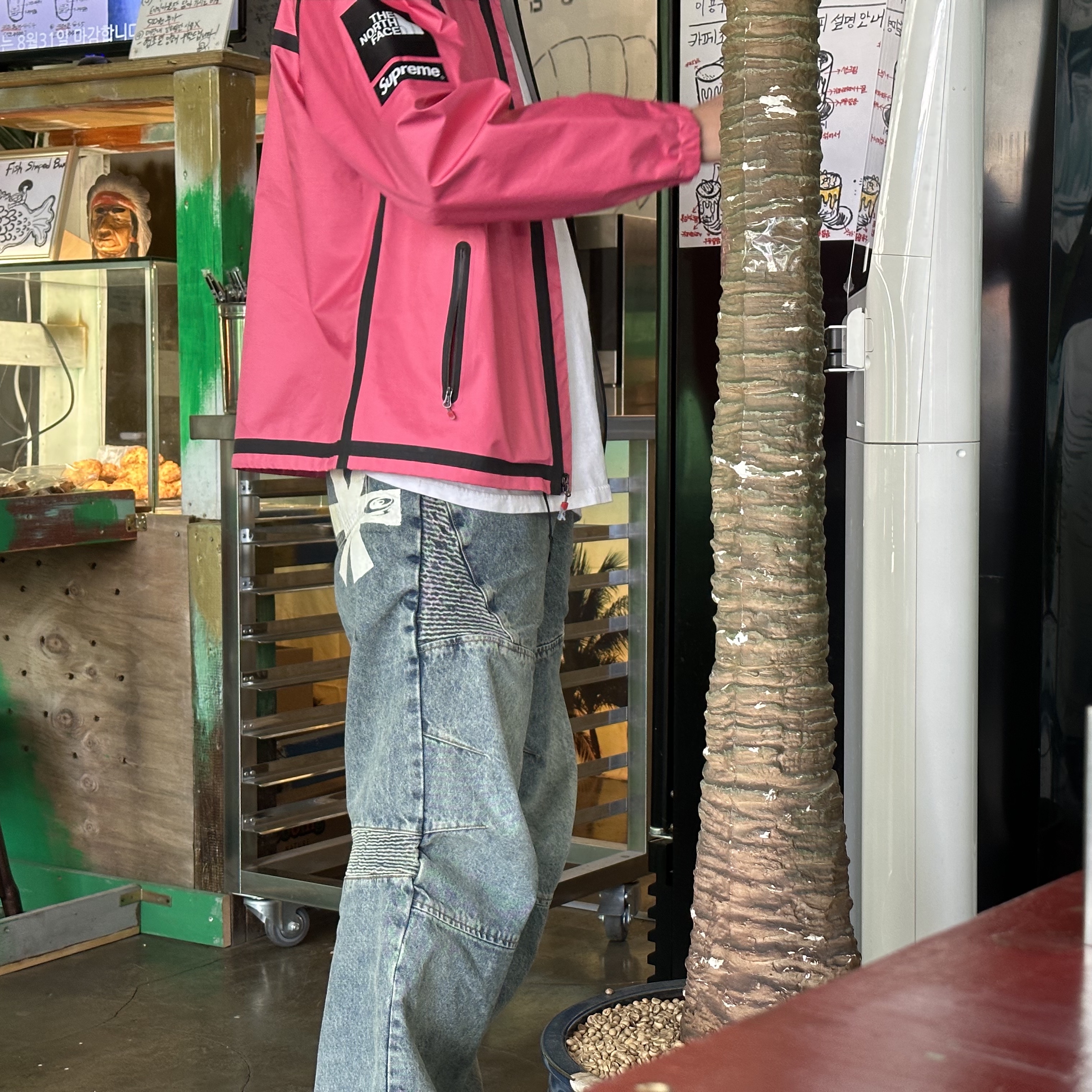 Supreme x The North Face Summit Series Outer Tape Seam Coaches Jacket Pink - 21SS, Jordan 1 x Travis Scott Retro Low OG SP Sail and Ridgerock 착용 스타일 - 1
