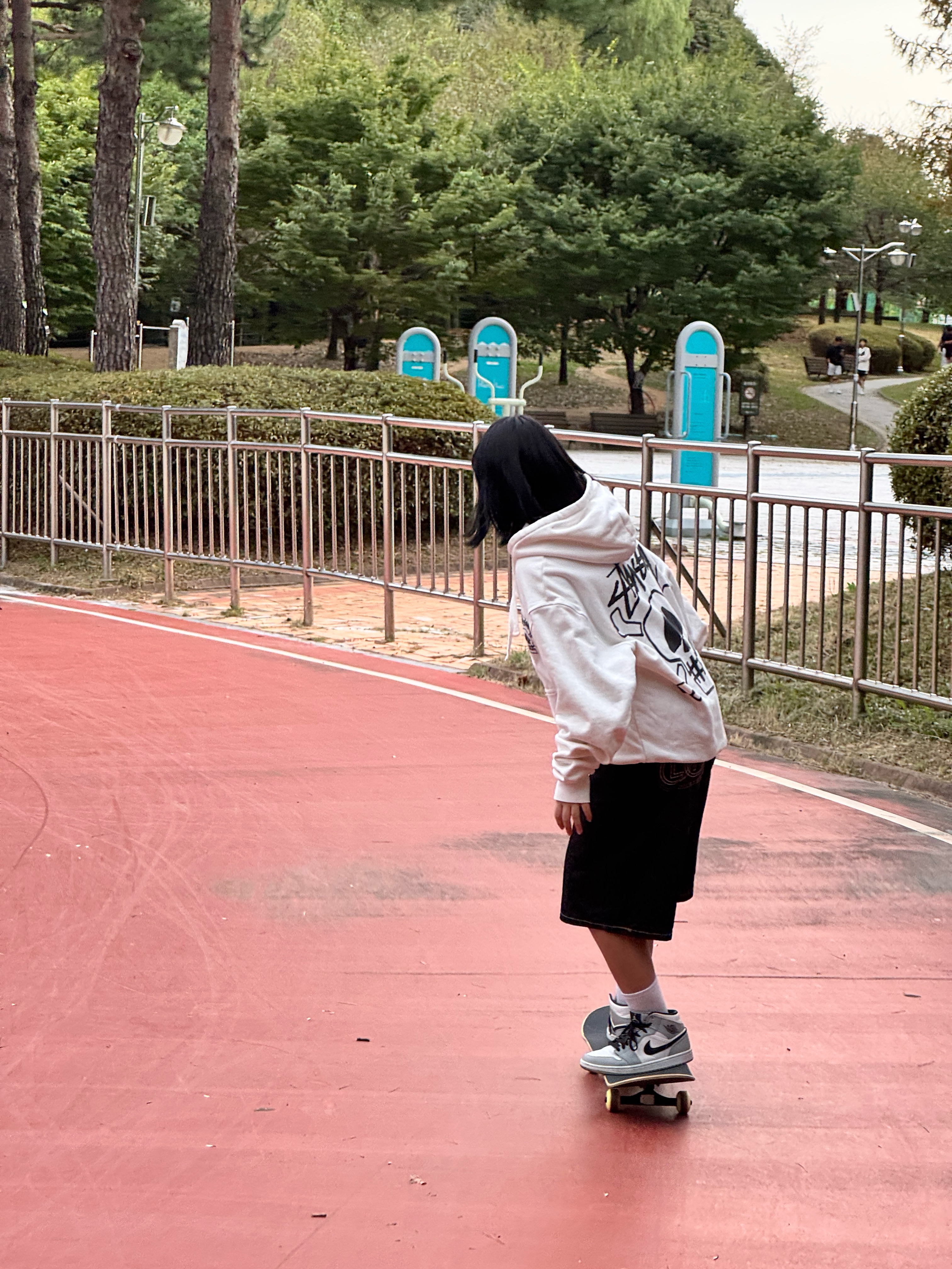Jordan 1 Mid Light Smoke Grey, Stussy Skull & Bones Pigment Dyed Hoodie Natural 착용 스타일 - 3