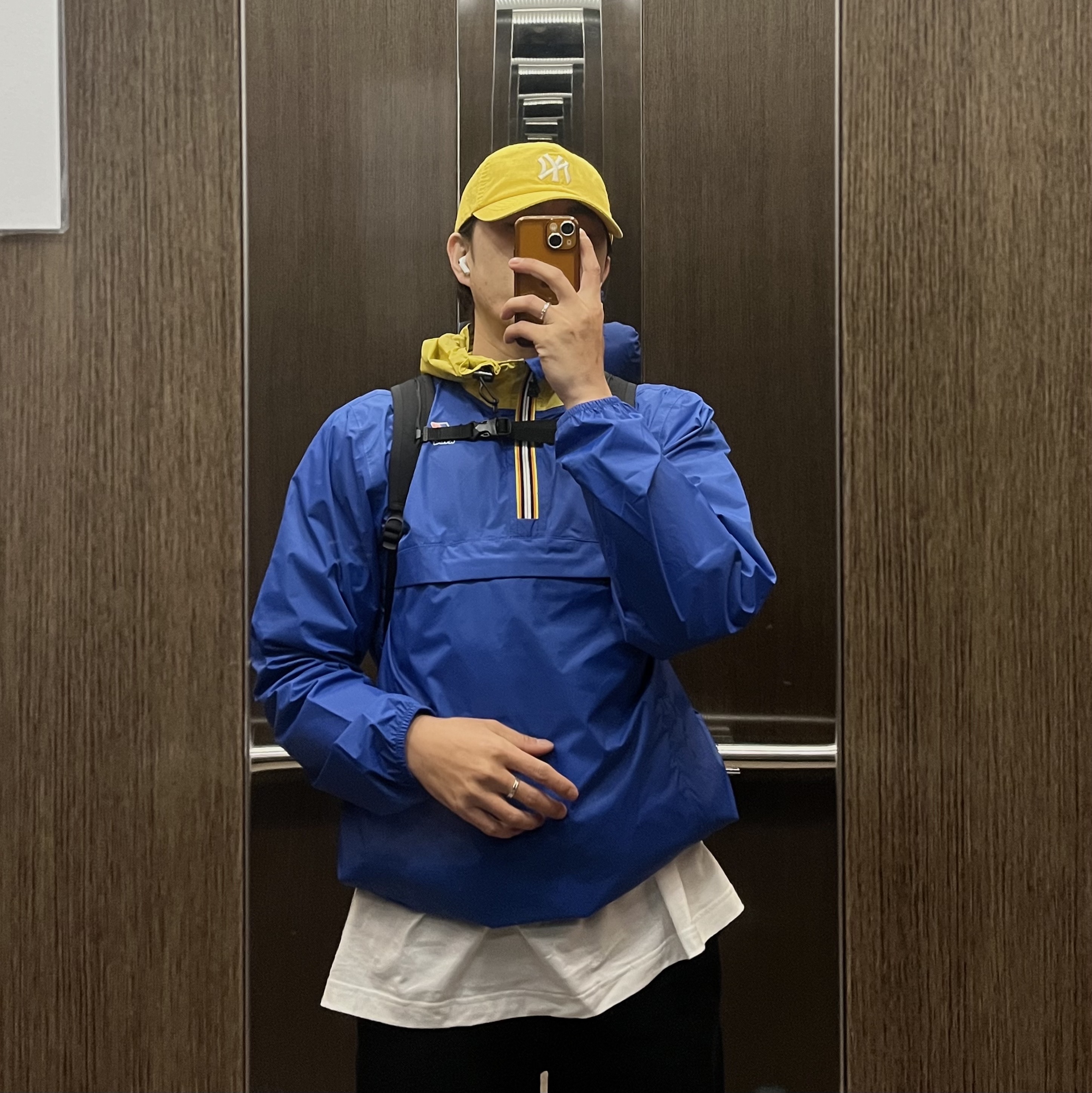 Arc'teryx Konseal 15 Backpack Black, New Balance x Cayl 1906R Yellow 착용 스타일