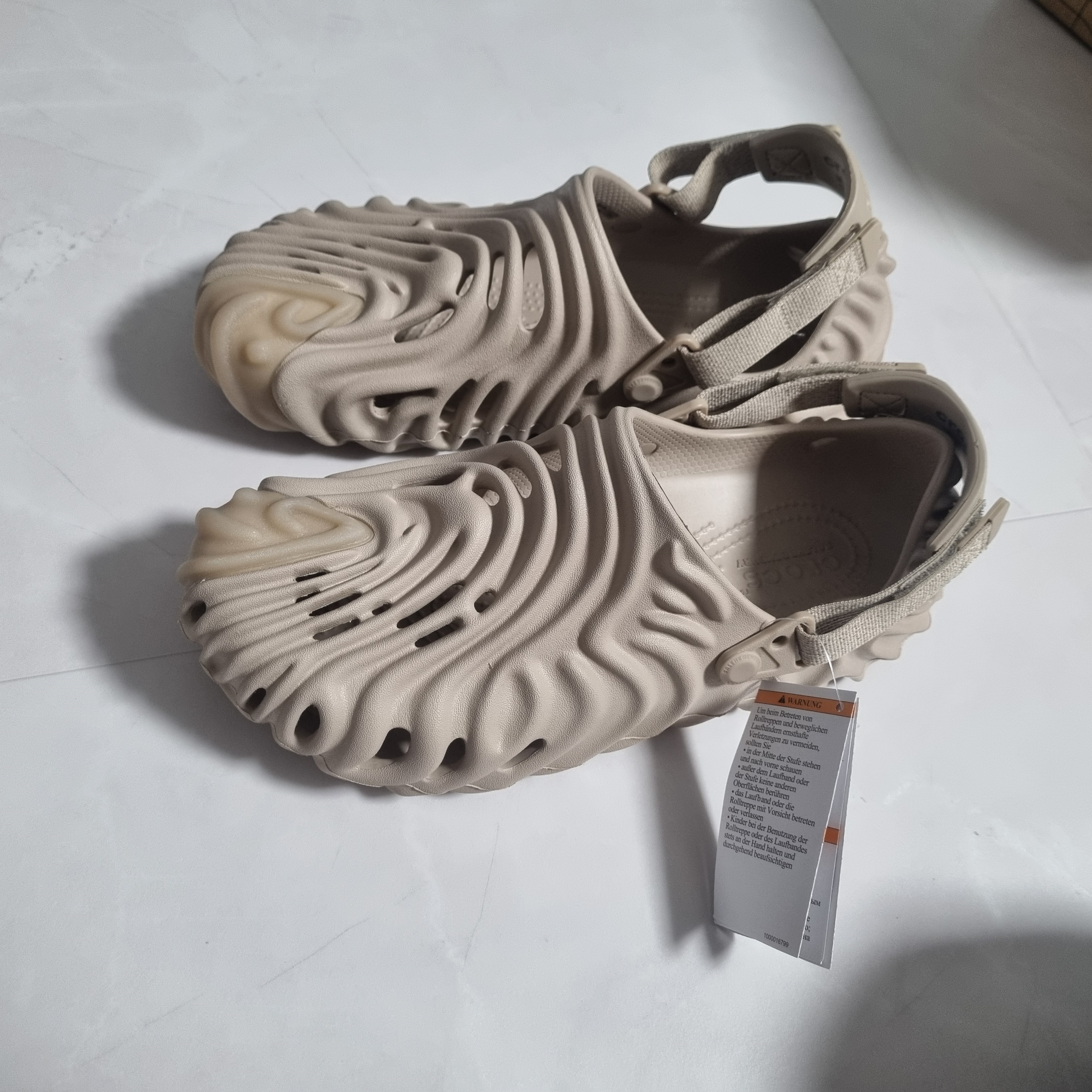Crocs x Salehe Bembury Pollex Clog Horchata 착용 스타일
