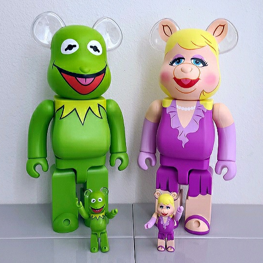 Bearbrick The Muppets Kermit The Frog 100% & 400% Set, Bearbrick The Muppets Miss Piggy 100% & 400% Set 착용 스타일 - 2