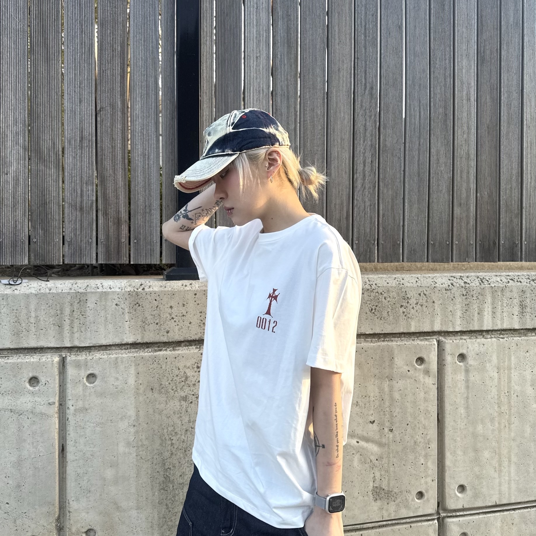 디젤 C-세이몬 트리티드 데님 베이스볼 캡 블루 화이트, 발렌시아가 3XL 스니커즈 베이지 착용 스타일 - 4