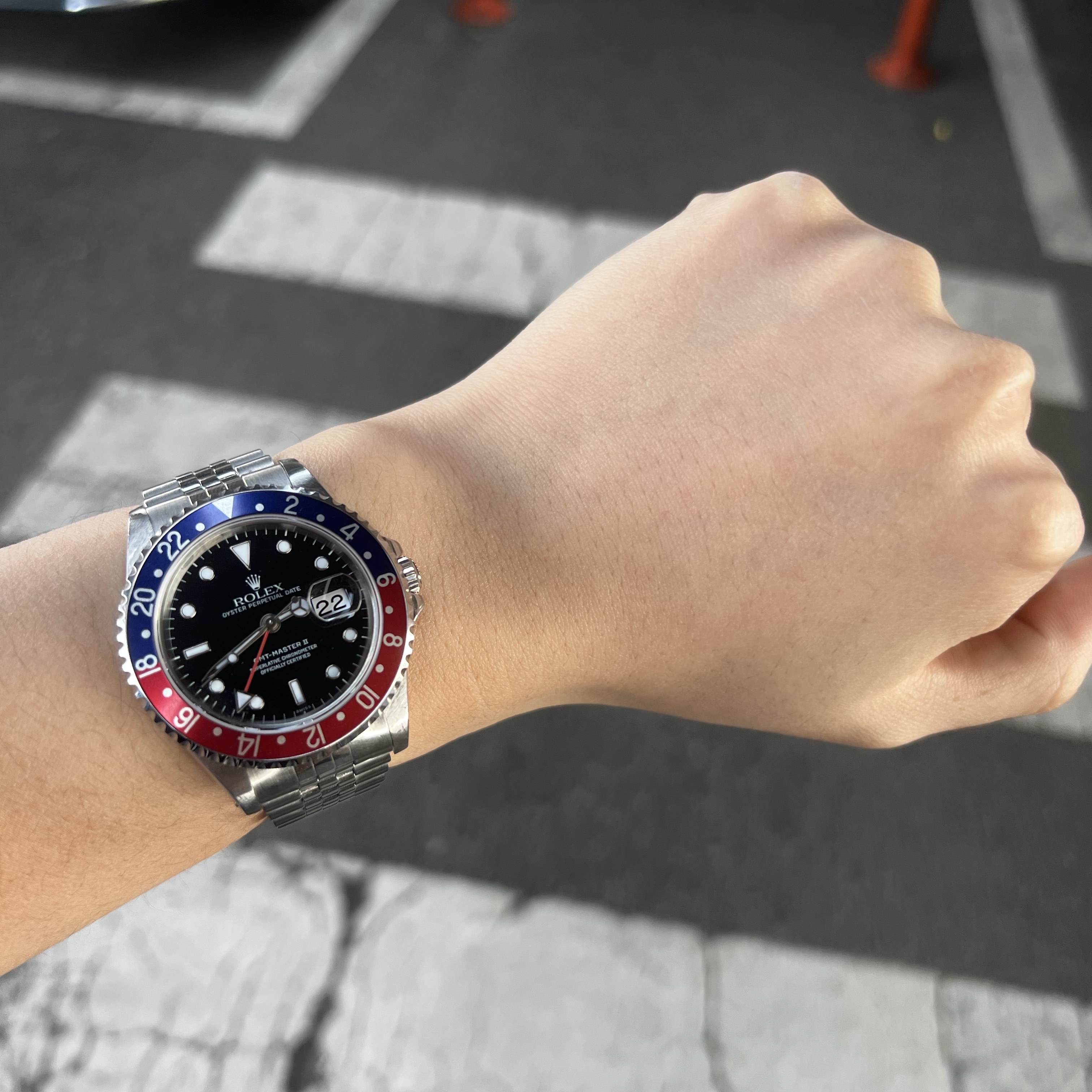Rolex GMT-Master II 40mm 126710BLRO Black Jubilee 착용 스타일 - 1