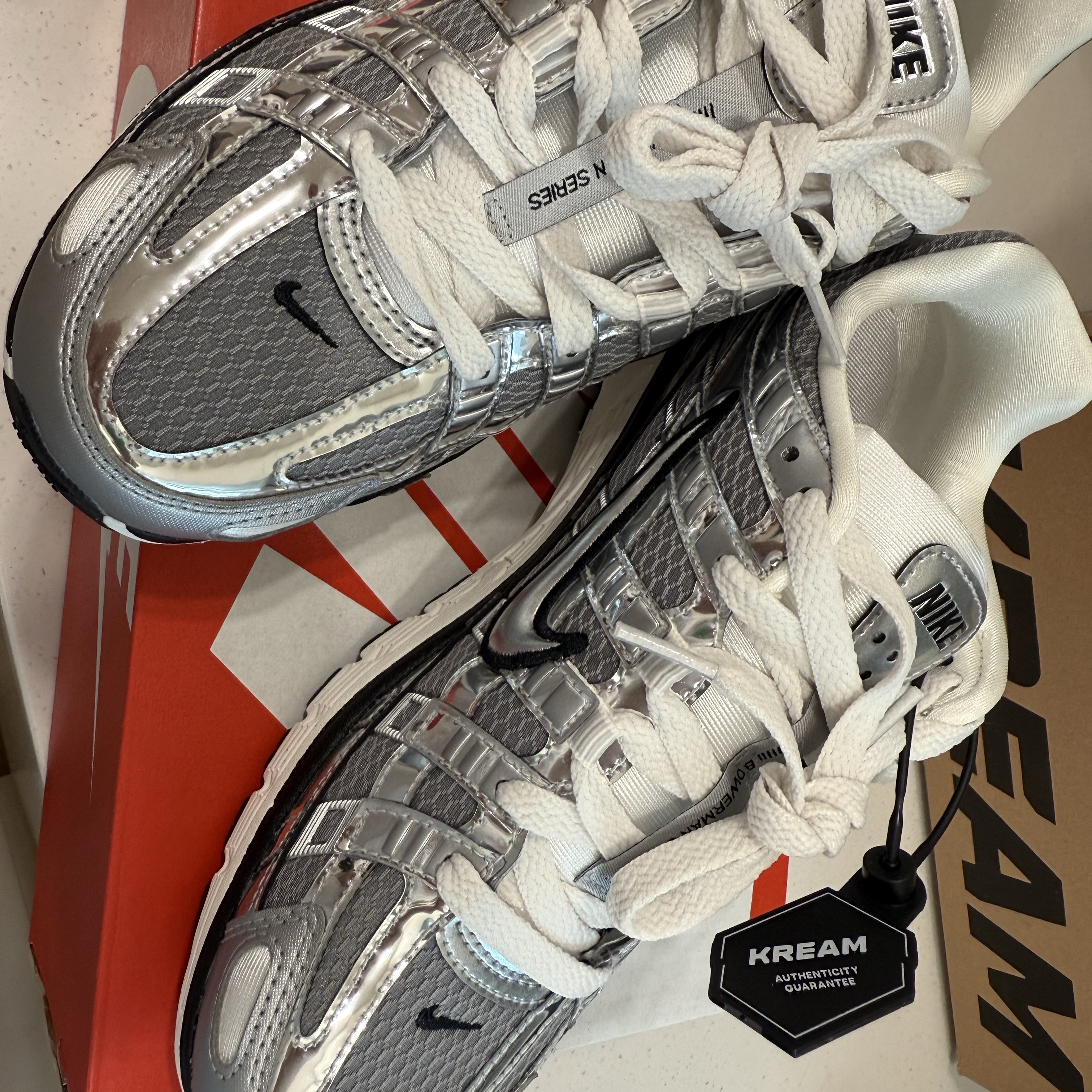 Nike P-6000 Metallic Silver 착용 스타일