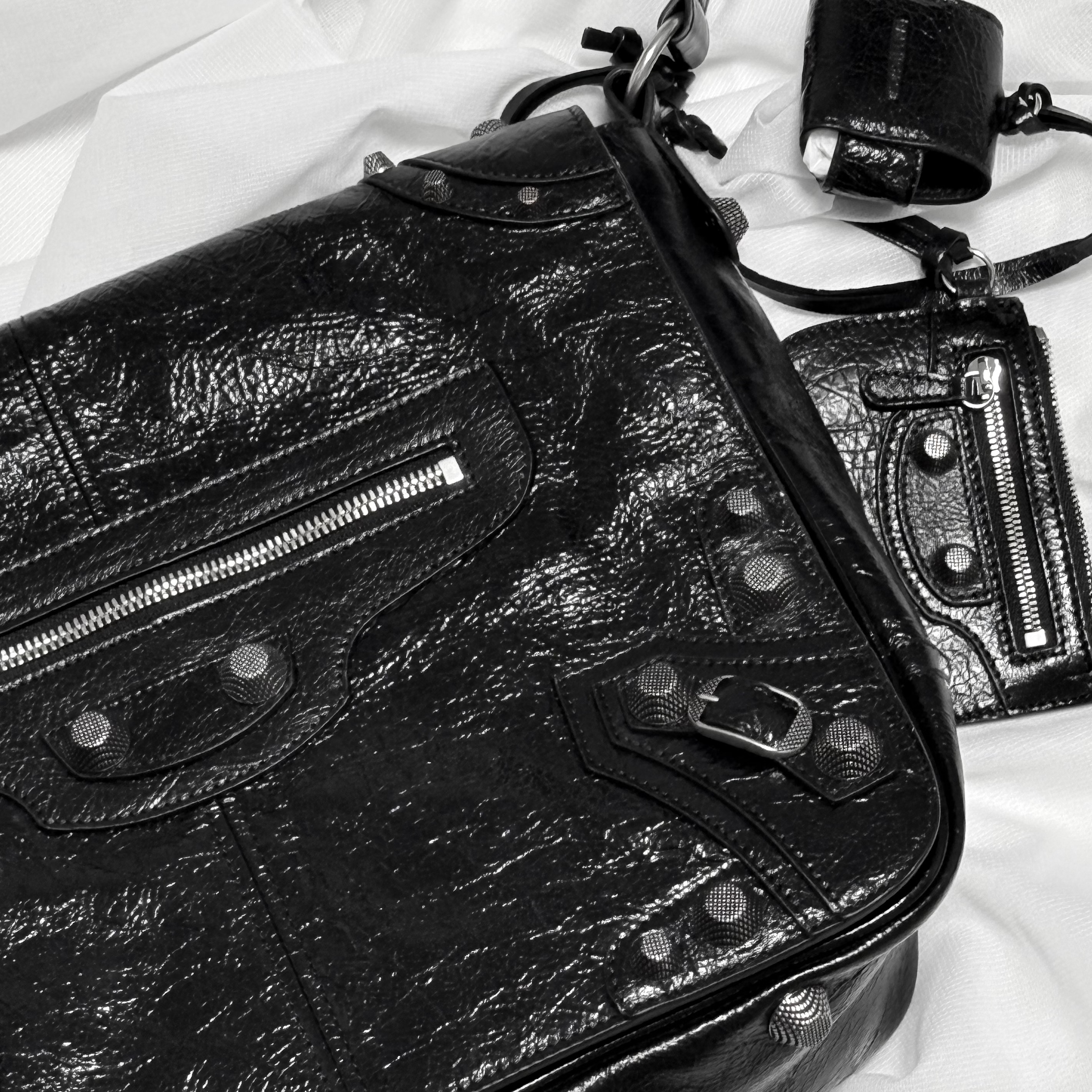 Balenciaga Arena Lambskin Aged Silver Hardware Le Cagole Medium Messenger Bag Black 착용 스타일