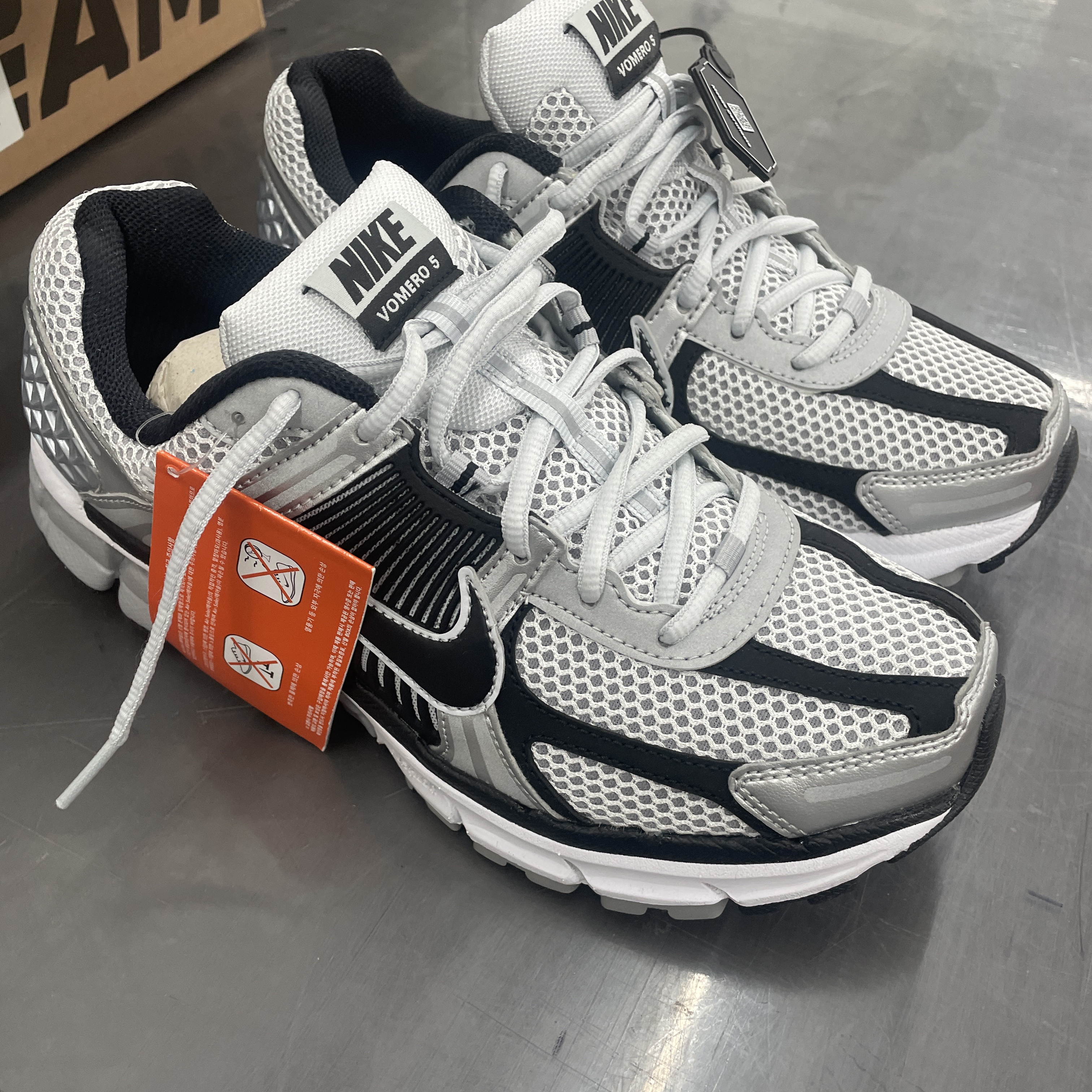 Nike Zoom Vomero 5 Metallic Silver Black 착용 스타일 - 1